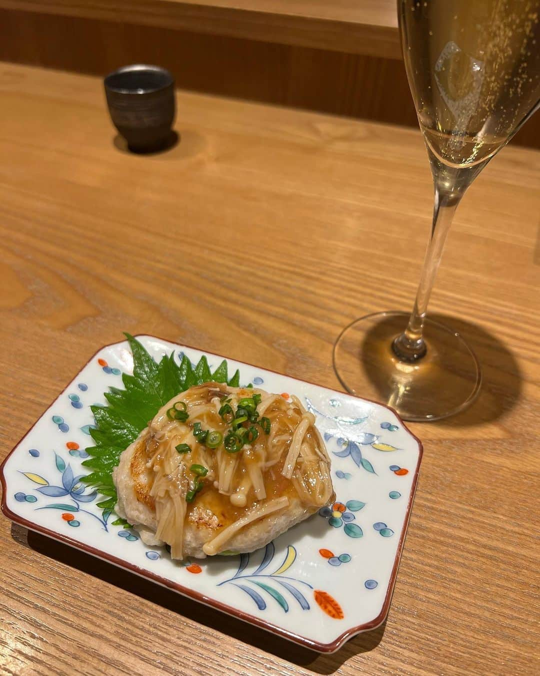 ImotoEtsuyo さんのインスタグラム写真 - (ImotoEtsuyo Instagram)「広尾・白金の閑静な住宅街にある 和食料理屋　『さとう､』さんへ。 @shirokane_satou   都会の喧騒を忘れて ゆっくりと過ごせる落ち着いた空間で 懐かしく優しい味わいの 家庭的なお料理を頂きました。  ✴︎かきのもと（菊）とオクラの酢の物 ✴︎大根のひき肉餡 ✴︎刺身 ✴︎ブロッコリーと里芋の胡桃和え ✴︎豚と蓮根のお焼きえのき梅のソース  お料理の後に 白子と牡蠣のお鍋を頂きました。 プリッとした牡蠣ととろとろの白子 両方大好き。お出汁も優しいお味。 〆の雑炊まで美味しくて、 全部頂きました。  お料理に合わせて シャンパンと新酒の日本酒を。  他にも全国から厳選した 日本酒が揃っていましたよ。  美人女将が作る 優しく美味しい家庭に 癒された夜でした。  #ご馳走さま　でした。 @shirokane_satou  #白金さとう #広尾グルメ　#広尾ディナー　#広尾和食　#白金台グルメ　#白金台ディナー　 #白金高輪グルメ　#東京グルメ #gourmet」11月28日 7時58分 - bisuhada