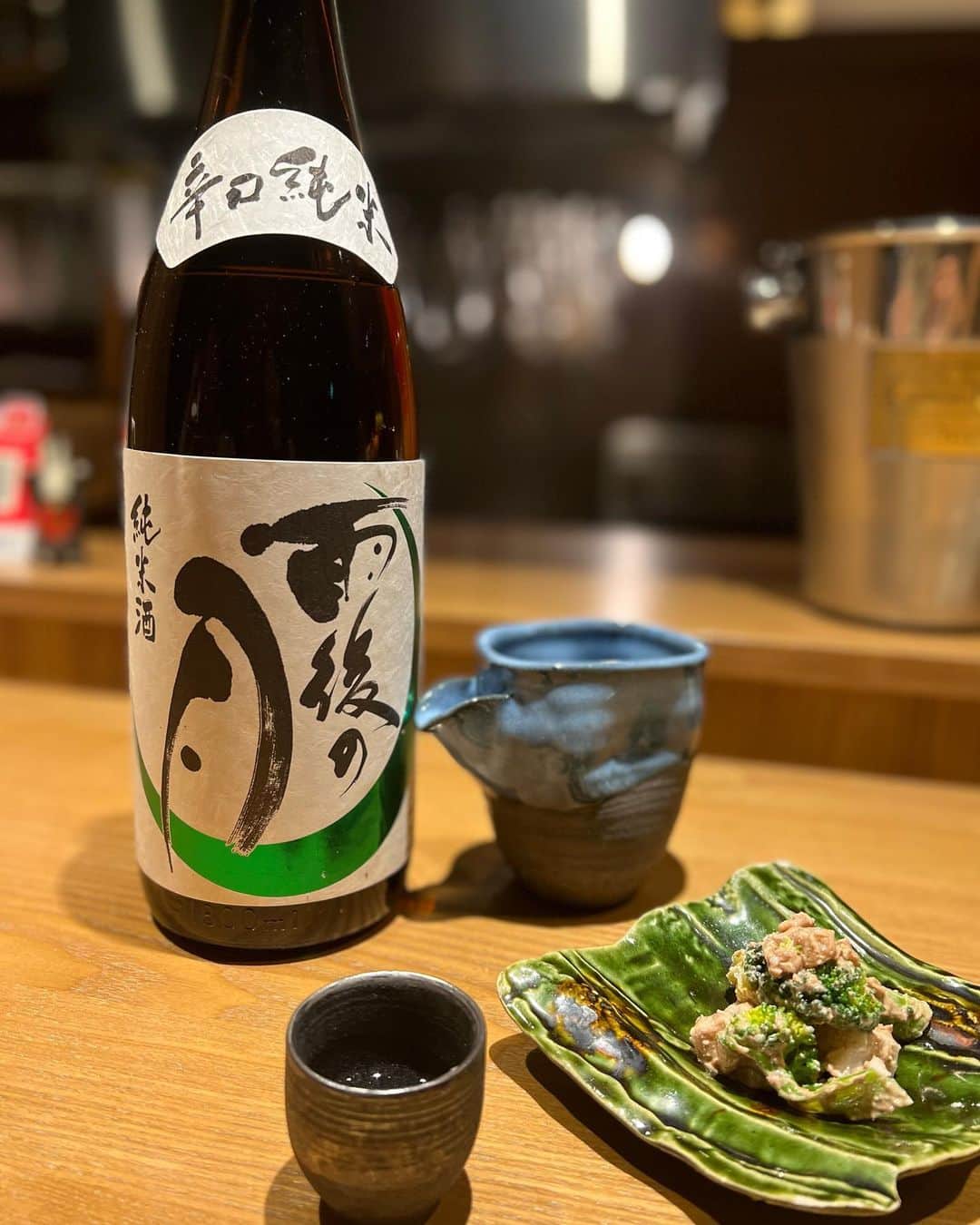 ImotoEtsuyo さんのインスタグラム写真 - (ImotoEtsuyo Instagram)「広尾・白金の閑静な住宅街にある 和食料理屋　『さとう､』さんへ。 @shirokane_satou   都会の喧騒を忘れて ゆっくりと過ごせる落ち着いた空間で 懐かしく優しい味わいの 家庭的なお料理を頂きました。  ✴︎かきのもと（菊）とオクラの酢の物 ✴︎大根のひき肉餡 ✴︎刺身 ✴︎ブロッコリーと里芋の胡桃和え ✴︎豚と蓮根のお焼きえのき梅のソース  お料理の後に 白子と牡蠣のお鍋を頂きました。 プリッとした牡蠣ととろとろの白子 両方大好き。お出汁も優しいお味。 〆の雑炊まで美味しくて、 全部頂きました。  お料理に合わせて シャンパンと新酒の日本酒を。  他にも全国から厳選した 日本酒が揃っていましたよ。  美人女将が作る 優しく美味しい家庭に 癒された夜でした。  #ご馳走さま　でした。 @shirokane_satou  #白金さとう #広尾グルメ　#広尾ディナー　#広尾和食　#白金台グルメ　#白金台ディナー　 #白金高輪グルメ　#東京グルメ #gourmet」11月28日 7時58分 - bisuhada