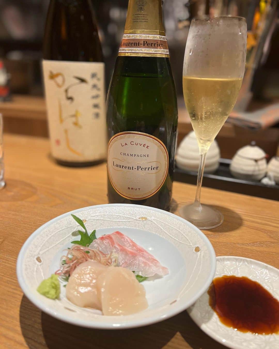 ImotoEtsuyo さんのインスタグラム写真 - (ImotoEtsuyo Instagram)「広尾・白金の閑静な住宅街にある 和食料理屋　『さとう､』さんへ。 @shirokane_satou   都会の喧騒を忘れて ゆっくりと過ごせる落ち着いた空間で 懐かしく優しい味わいの 家庭的なお料理を頂きました。  ✴︎かきのもと（菊）とオクラの酢の物 ✴︎大根のひき肉餡 ✴︎刺身 ✴︎ブロッコリーと里芋の胡桃和え ✴︎豚と蓮根のお焼きえのき梅のソース  お料理の後に 白子と牡蠣のお鍋を頂きました。 プリッとした牡蠣ととろとろの白子 両方大好き。お出汁も優しいお味。 〆の雑炊まで美味しくて、 全部頂きました。  お料理に合わせて シャンパンと新酒の日本酒を。  他にも全国から厳選した 日本酒が揃っていましたよ。  美人女将が作る 優しく美味しい家庭に 癒された夜でした。  #ご馳走さま　でした。 @shirokane_satou  #白金さとう #広尾グルメ　#広尾ディナー　#広尾和食　#白金台グルメ　#白金台ディナー　 #白金高輪グルメ　#東京グルメ #gourmet」11月28日 7時58分 - bisuhada