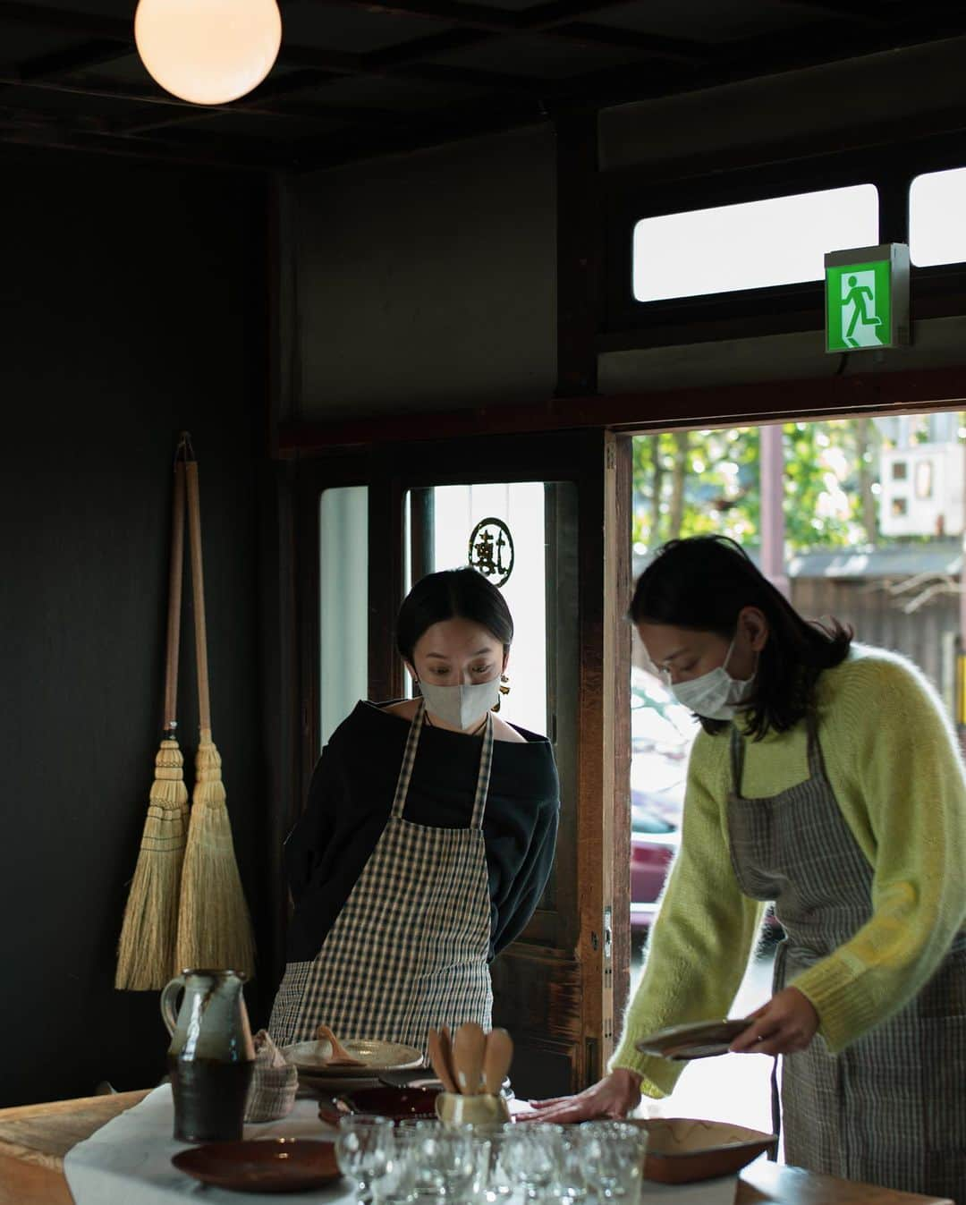 高山都さんのインスタグラム写真 - (高山都Instagram)「美しいガラスに目がない近年。 昨日から店頭に立ってる @une_tanba でたくさんのお客様のもとへ嫁に出した #石川硝子工藝舎 のグラスが本当に素敵で、自分用へも購入。 ピッチャーは持ってたけど、次はワイングラスを。 ちびっこグラスもまだ悩んでる。 透明でぽってりと愛らしく、ほんのり歪でひとつひとつ形が違う。 光が当たった時に出る影の美しさよ。 飲み物入れるのも、そのまま眺めるのも、飾るのも。 うちのガラス棚に並べるの楽しみ！ #猫とエプロン 2 @une_tanba  写真は @fujitaiku」11月28日 10時00分 - miyare38