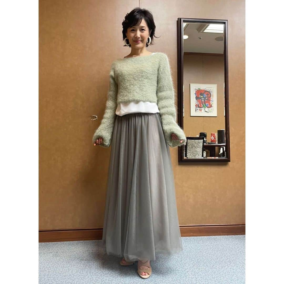 水野真紀さんのインスタグラム写真 - (水野真紀Instagram)「思わず"指パッチン"を思い出してしまいました😅いえ、指輪を見せるためのポーズです🙆🏻‍♀️  一昨日開催の "朝日健康ゼミナール" にて着用した衣装です。  「いつでも最良の自分でいるために」をタイトルにお話させて頂きました。 スクリーンに映し出すパワーポイント17枚も自分で作成してみました😂  ホワッとあたたかく、着心地良いニットでした😍  衣装すべて FABIANA  FILIPPI(#ファビアナフィリッピ) アクセサリー (ピアス、リング) アビステ  問い合わせ先 #アオイ (ファビアナフィリッピ) 03 3239 0341  #アビステ 03 3401 7124  #朝日健康ゼミナール ◉後援#日本薬剤師会#東京都薬剤師会#東京都医薬品登録販売者協会 ◉協賛#救心製薬株式会社」11月28日 11時26分 - maki_mizuno_official