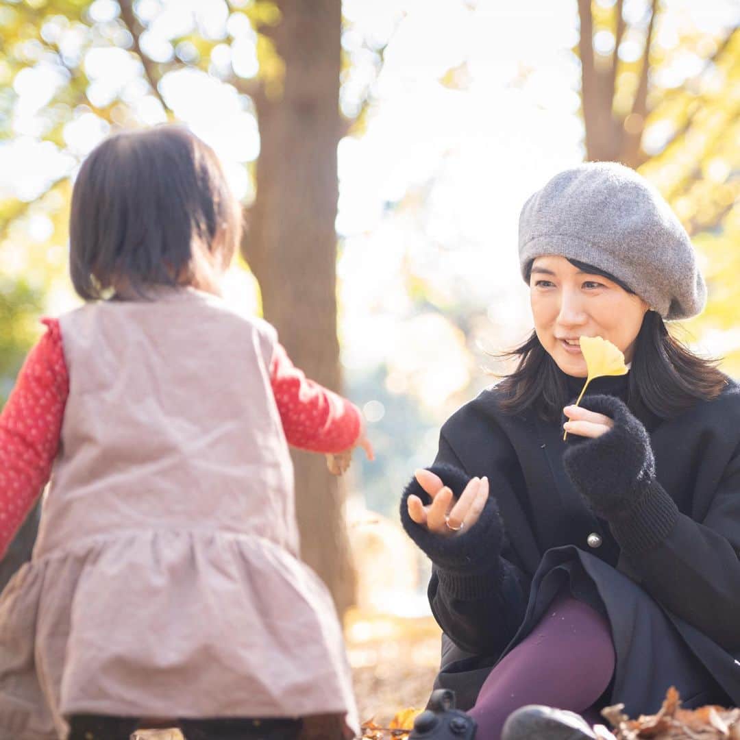 中江有里さんのインスタグラム写真 - (中江有里Instagram)「「はい、どーぞ」  プレゼントはイチョウの葉。  姪っ子は何をしても可愛い。  #中江有里」11月28日 12時52分 - yurinbow1226