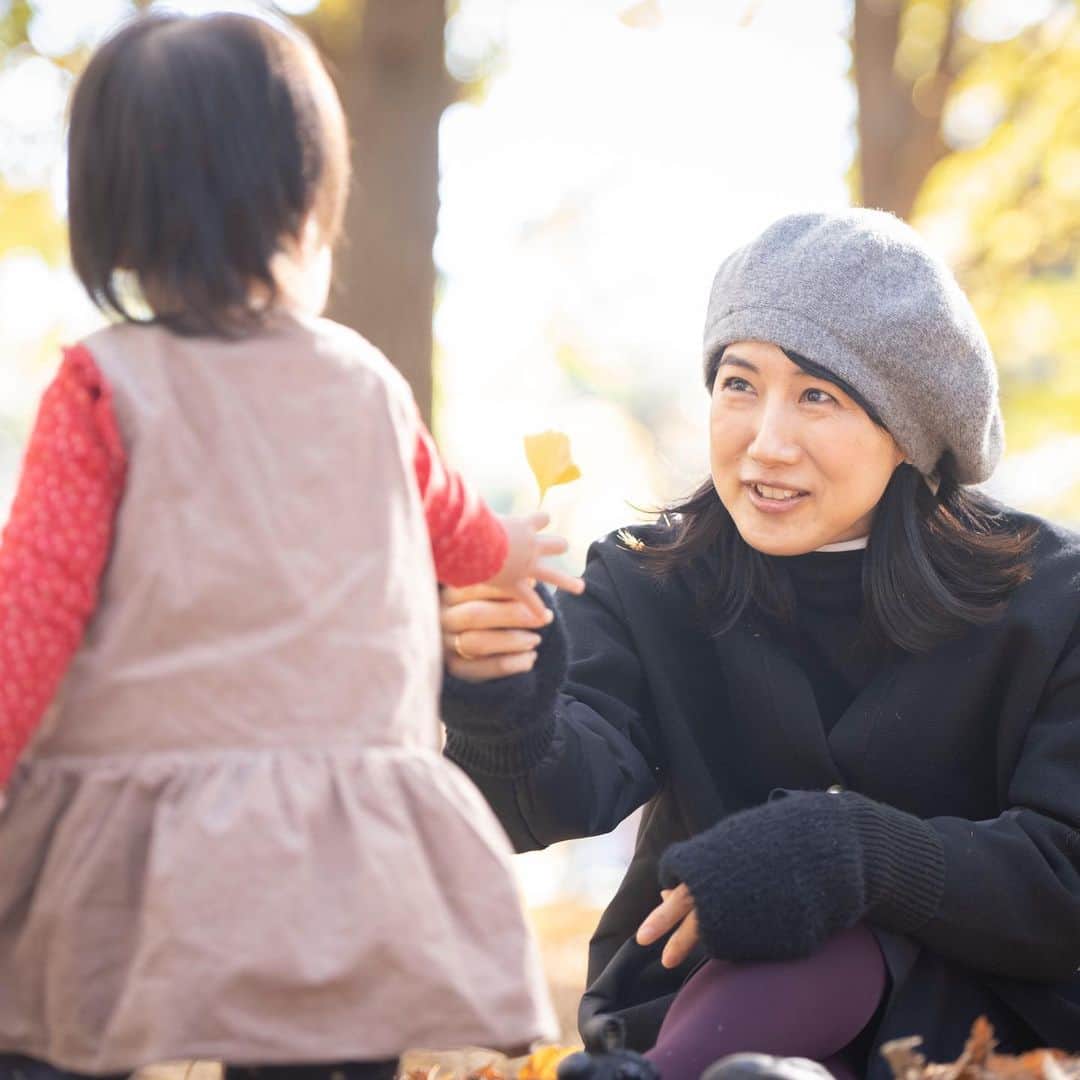 中江有里さんのインスタグラム写真 - (中江有里Instagram)「「はい、どーぞ」  プレゼントはイチョウの葉。  姪っ子は何をしても可愛い。  #中江有里」11月28日 12時52分 - yurinbow1226