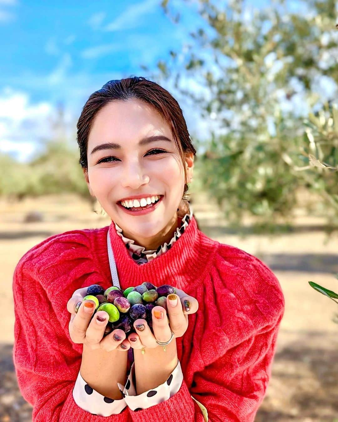 石井里奈さんのインスタグラム写真 - (石井里奈Instagram)「1780年から続くオリーブ農家🫒 Castillo de Canena カスティージョデカネナ	 . 2000ヘクタールのオリーブ畑👏 そこで収穫体験をさせてもらいました👨‍🌾🫒 手でもぐスタイル！お天気も良くてとっても楽しかった☀️︎💕︎ . 日本では生産地や品種を見ずにオリーブオイルを買うことが多いけどちゃんと品種があって味も香りと違うの🥺❗️ ピクアル、アルベッキーナ、そして在来品種のロヤル種が伝統式、密植式でここでは栽培されていてバイオダイナミック認証を取っている生産者👏 農家の前は工場見学もさせてもらったんだけどすごい管理されていて凄かった💜 採れたてのオリーブを機械に入れてすぐにオリーブオイルにしてくれてそれがまたすごく美味しかった🥺✨のでまた投稿するね🫶 . tops... @emporioarmani  shirts... @tomorrowland_jp  jeans... @yanuk_official  nails... @risa.ujunail  渡航前にりさちゃんにオリーブネイルしてもらったらピッタリでした🫒 それと無事日本に帰国しました🇯🇵 . @oliveoilsspainjp @castillodecanena  #oliveoilfromspain　#spanishoiliveoil #Spain #spanishproduct #helthylifestyle #triptospain #スペイン産オリーブオイル #スペイン　#castillodecanena #オリーブ畑 #農家 #収穫 #畑 #野菜」11月28日 13時43分 - ri7tin1025