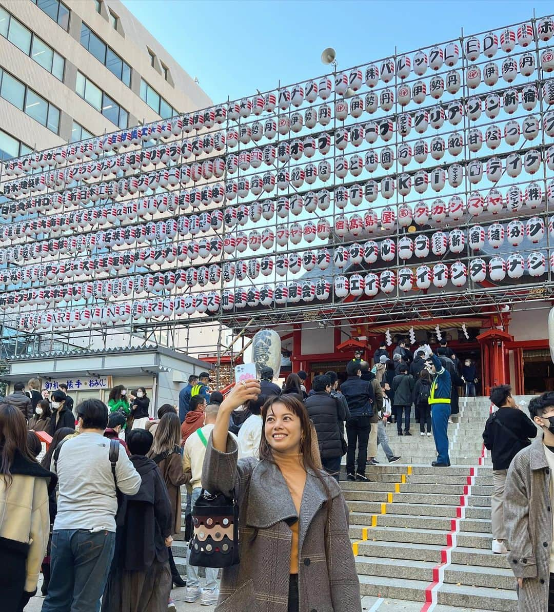 中林美和さんのインスタグラム写真 - (中林美和Instagram)「今年もえっちゃんと 行ってまいりました酉の市。 今年も一年楽しく仕事ができた事に感謝して、 来年の健康と商売繁盛をお祈りしました。 新しい熊手と共に三本締めの手締めをしていただいて、 元気も気合いもいっぱい！！(☆5枚目 音声あり) 来年も今年以上にがんばります♡  #酉の市#商売繁盛#maroa#マロア」11月28日 14時29分 - miwanakabayashi