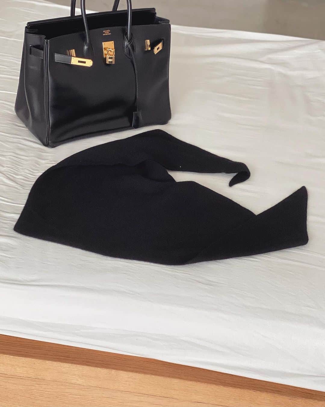 富岡佳子さんのインスタグラム写真 - (富岡佳子Instagram)「#outfit  スカーフ以上ストール未満の暖かさのミニストール。 持ち運ぶのも小さくてとても便利です。 今日は、前に三角形の角を持ってきて後ろでクロスして前で結んでみました。 スワイプ2.3枚目…セントジェームスのロンTはサイズ4です。ご参考になれば幸いです。 タップしてみてね！」11月28日 15時30分 - yoshikotomioka
