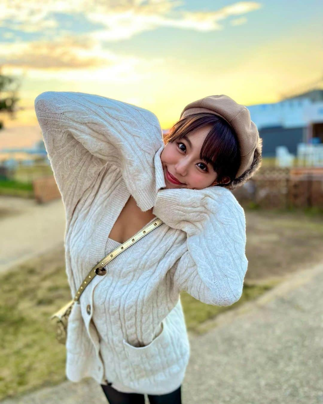 亜矢みつき（神谷充希）さんのインスタグラム写真 - (亜矢みつき（神谷充希）Instagram)「🌆 ・ ・ 夕焼け、、 めちゃ綺麗だったの😳👏✨ わー\( ˆoˆ )/ってなったよ〜 ・ #冬 #ニット #散歩 #夕日 #夕焼け #夕焼け空」11月28日 15時37分 - ma.yamitsuki