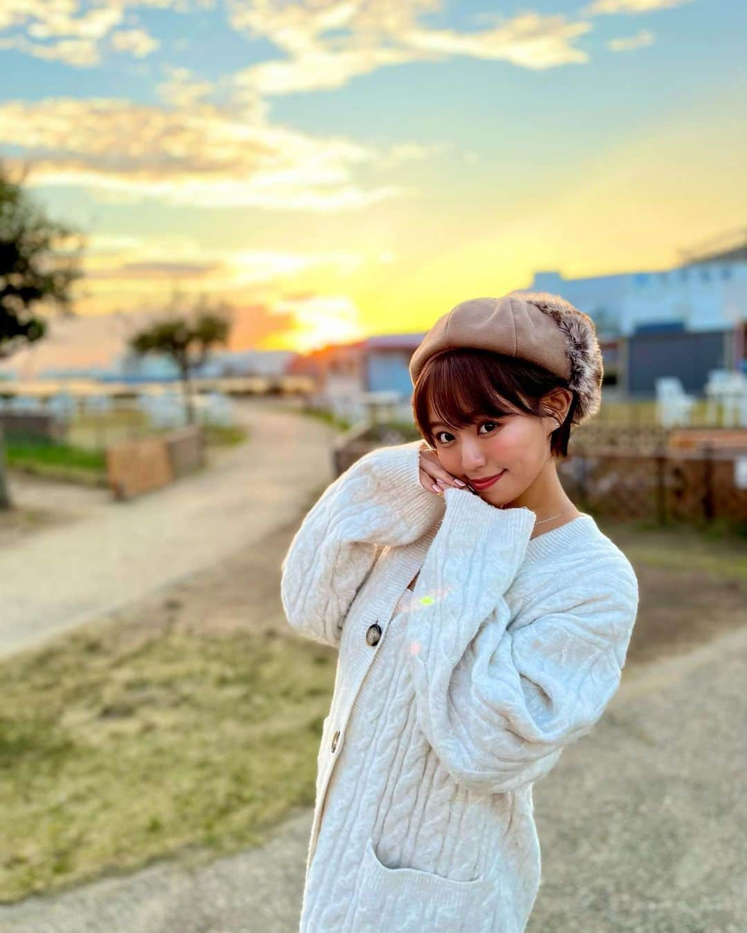 亜矢みつき（神谷充希）さんのインスタグラム写真 - (亜矢みつき（神谷充希）Instagram)「🌆 ・ ・ 夕焼け、、 めちゃ綺麗だったの😳👏✨ わー\( ˆoˆ )/ってなったよ〜 ・ #冬 #ニット #散歩 #夕日 #夕焼け #夕焼け空」11月28日 15時37分 - ma.yamitsuki