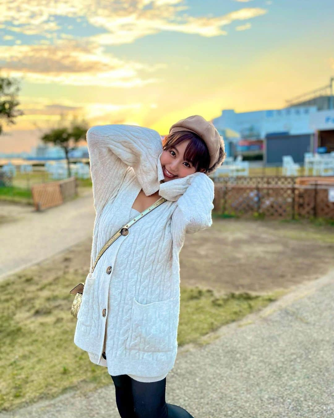 亜矢みつき（神谷充希）さんのインスタグラム写真 - (亜矢みつき（神谷充希）Instagram)「🌆 ・ ・ 夕焼け、、 めちゃ綺麗だったの😳👏✨ わー\( ˆoˆ )/ってなったよ〜 ・ #冬 #ニット #散歩 #夕日 #夕焼け #夕焼け空」11月28日 15時37分 - ma.yamitsuki