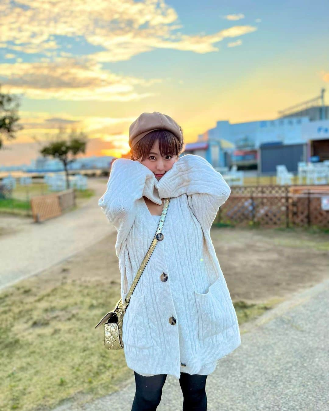 亜矢みつき（神谷充希）さんのインスタグラム写真 - (亜矢みつき（神谷充希）Instagram)「🌆 ・ ・ 夕焼け、、 めちゃ綺麗だったの😳👏✨ わー\( ˆoˆ )/ってなったよ〜 ・ #冬 #ニット #散歩 #夕日 #夕焼け #夕焼け空」11月28日 15時37分 - ma.yamitsuki