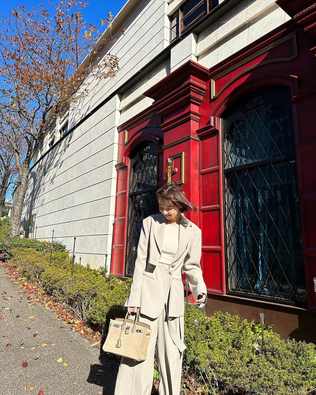篠田麻里子さんのインスタグラム写真 - (篠田麻里子Instagram)「いつかの私服💕  このセットアップ直しに出して着るの楽しみにしてたの😍 きっちりしてるようで、遊び心がある♡理想♡  set up @lecielbleu_official  tops @fray_id  bag @hermes   #ootd #marikoday」11月28日 17時37分 - shinodamariko3