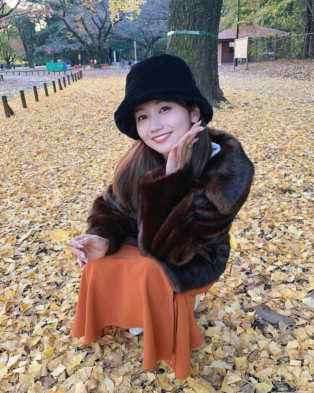 細沼紗花さんのインスタグラム写真 - (細沼紗花Instagram)「.  day off 🧶 薄めメイクで適当に帽子かぶってぷらっと散歩 黄色の絨毯見れて良かった🐈  . #いちょう#銀杏#いちょうの木」11月28日 18時20分 - sayaka_hosonuma