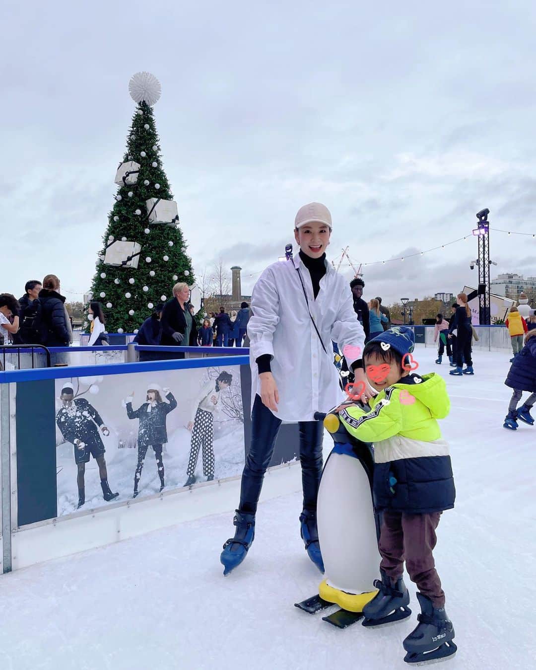 秋元玲奈さんのインスタグラム写真 - (秋元玲奈Instagram)「Ice skating day❗️🎄 仲良しファミリーとスケート⛸10年ぶりくらいで筋肉痛です、、、。😓  #london #londonlife #iceskate #batterseapowerstation」11月28日 18時43分 - rena_akimoto