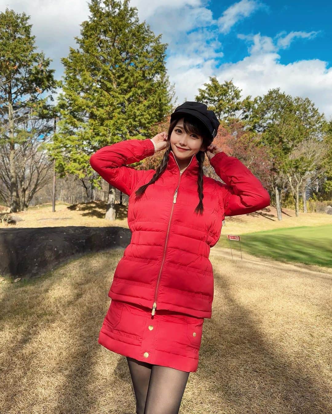 MAYUさんのインスタグラム写真 - (MAYUInstagram)「. 軽井沢ゴルフ〜⛳️❤️ . とってもタイミング良く 寒すぎずお天気のいい日だった☀️ なんなら途中暑いなって感じるくらい🥺！ . ウェアは全身 @standrews_jp  赤いダウンのセットアップがかわいすぎる❤️❤️ アウターは袖を取ってベストにもできるの😆 ニットトップスはちょっとレトロちっくでかわいいでしょ🌹 . タイツもセントのものだよん！ キラキラのロゴがついててツボなのだ🥺✨ ストーリーに載せたからみてみてね♡ . . #ゴルフ女子#ゴルフ#ゴルフウェア#ゴルフコーデ#セントアンドリュース#グランディ軽井沢ゴルフクラブ#軽井沢#golf#golfwear#golfstagram#golflife#golfaddict#golfcourse#golfclub#golfday#standrews#karuizawa#japan#japanesegirl」11月28日 18時55分 - mayu.kina_golf