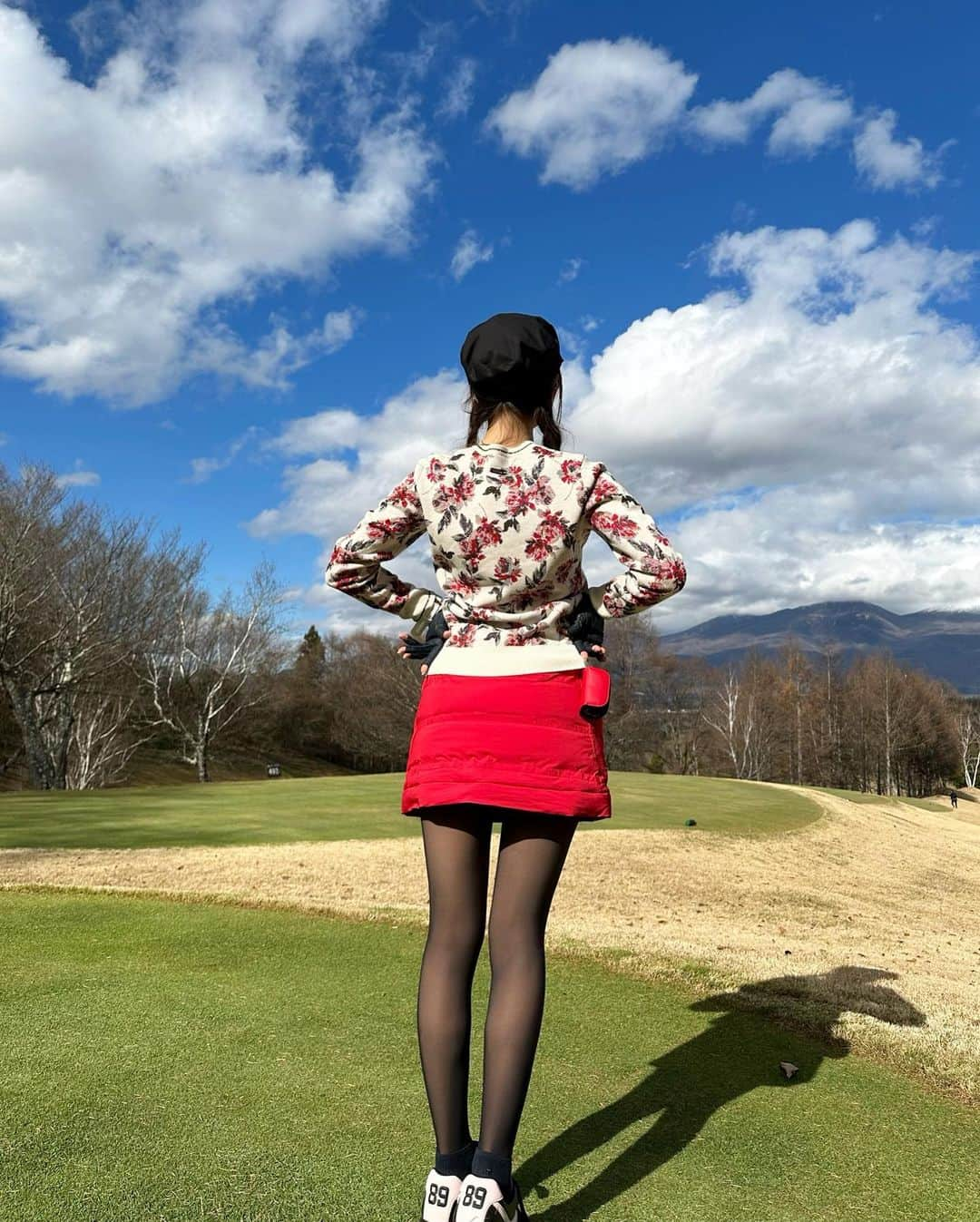 MAYUさんのインスタグラム写真 - (MAYUInstagram)「. 軽井沢ゴルフ〜⛳️❤️ . とってもタイミング良く 寒すぎずお天気のいい日だった☀️ なんなら途中暑いなって感じるくらい🥺！ . ウェアは全身 @standrews_jp  赤いダウンのセットアップがかわいすぎる❤️❤️ アウターは袖を取ってベストにもできるの😆 ニットトップスはちょっとレトロちっくでかわいいでしょ🌹 . タイツもセントのものだよん！ キラキラのロゴがついててツボなのだ🥺✨ ストーリーに載せたからみてみてね♡ . . #ゴルフ女子#ゴルフ#ゴルフウェア#ゴルフコーデ#セントアンドリュース#グランディ軽井沢ゴルフクラブ#軽井沢#golf#golfwear#golfstagram#golflife#golfaddict#golfcourse#golfclub#golfday#standrews#karuizawa#japan#japanesegirl」11月28日 18時55分 - mayu.kina_golf