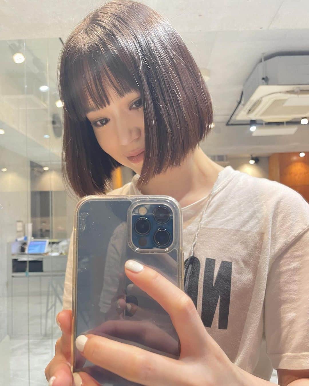 野崎智子さんのインスタグラム写真 - (野崎智子Instagram)「髪切った✂️ ばっつりーーー！！！  えーポケモンやっと終わりました❤️🤍🖤 ゲットだぜェェェ」11月28日 19時20分 - tomoconozaki