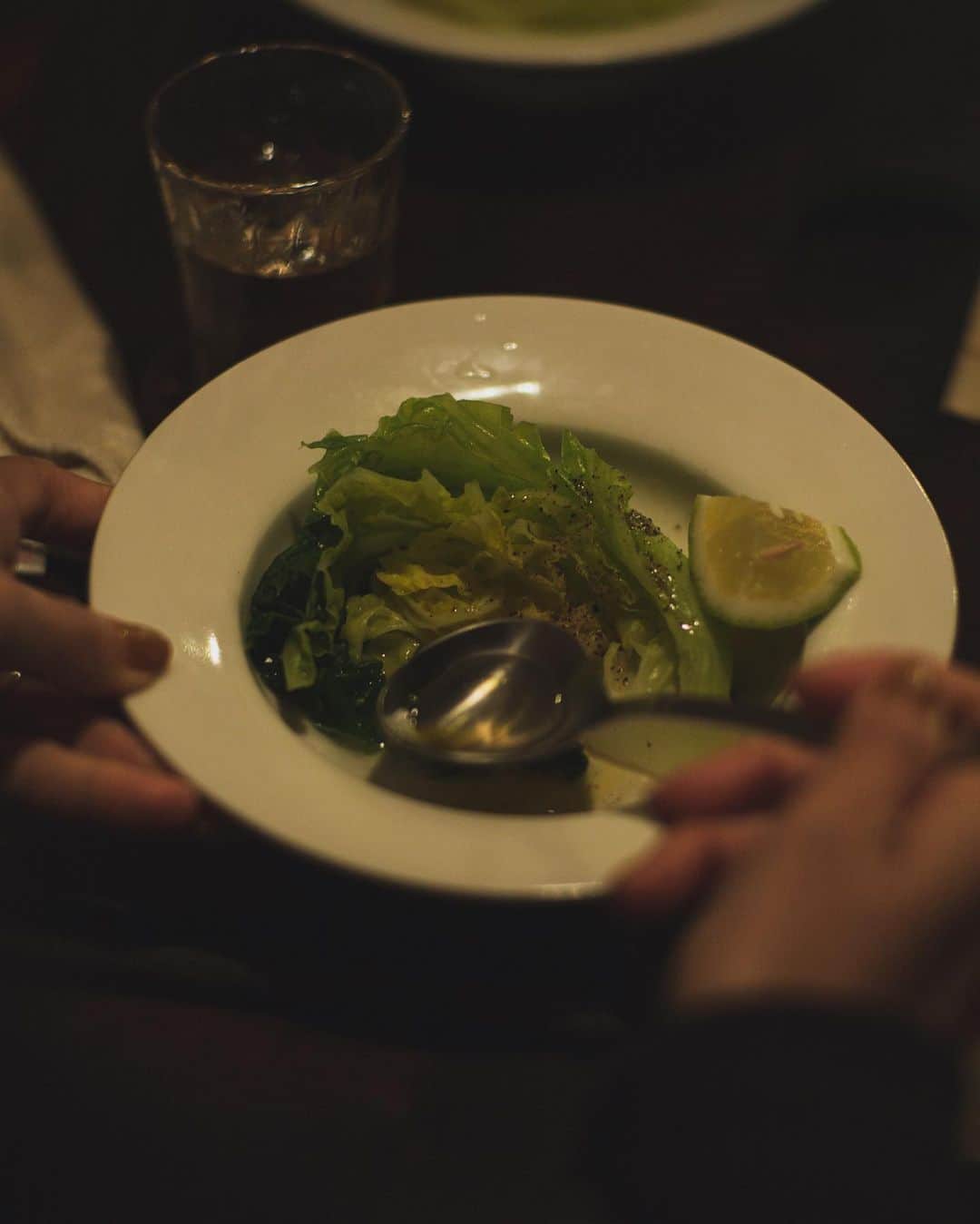 高山都さんのインスタグラム写真 - (高山都Instagram)「美味しい映画のワンシーンみたいな夜でした。 @ichi_to_ni_1_2 まこちゃんの作るお料理は素材がニコニコ喜んでる声が聞こえる。塩だけでこんなに旨味出るの！？ってびっくりな美味しさで、 @makibino_ だいちゃんと2人で作り出されるお皿たちの素敵さよ。 @wind_leaves_farm のりたまさんの野菜たちが大喜びしてるお料理たちでした。 たまさん、ご一緒できて楽しかったです。 なんか、ホテルの部屋に戻った後もぼーっと思い出すような時間だった。 @oito_tanba でポップアップされてた #大久保ハウス木工舎 の大久保ご夫妻 @koutarou_ohkubo とも２日連続一緒に夜ごはん食べられて仲良くなれて嬉しかったなー。 ひさこと空港でサボイキャベツ届いたら取りに行くねと約束し、バイバイ🐈‍⬛ これにて、丹波篠山2日間が終了。 たくさんの方の笑顔や柔らかさに触れられた温かな時間でした。 @une_tanba よしなりさん、ありがとう！！ 素敵な写真は @fujitaiku ありがとうー。」11月28日 19時24分 - miyare38