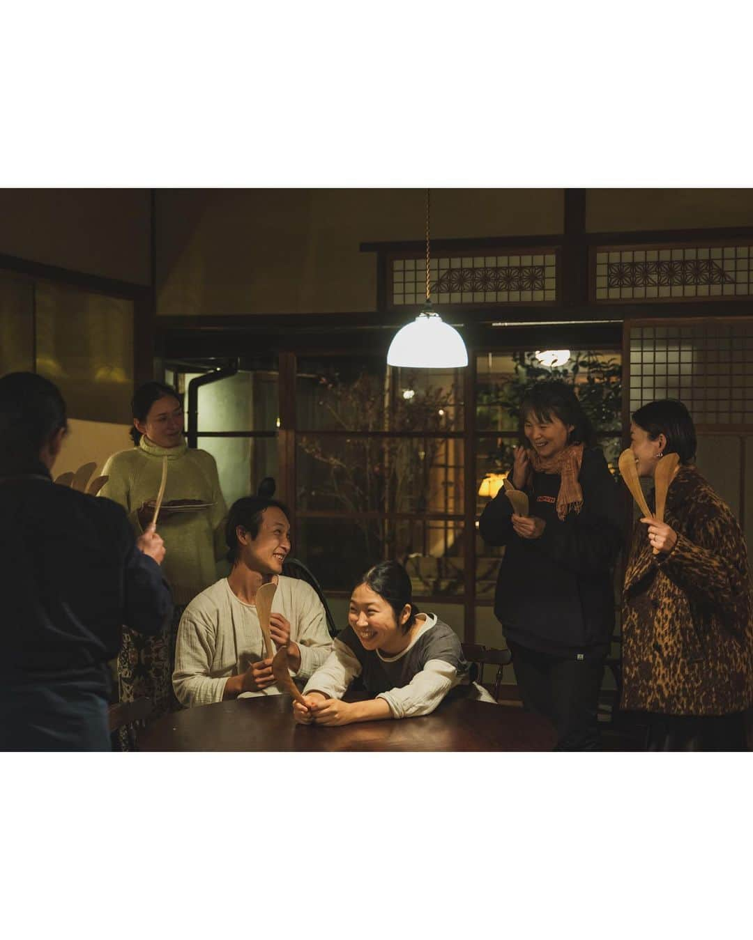 高山都さんのインスタグラム写真 - (高山都Instagram)「美味しい映画のワンシーンみたいな夜でした。 @ichi_to_ni_1_2 まこちゃんの作るお料理は素材がニコニコ喜んでる声が聞こえる。塩だけでこんなに旨味出るの！？ってびっくりな美味しさで、 @makibino_ だいちゃんと2人で作り出されるお皿たちの素敵さよ。 @wind_leaves_farm のりたまさんの野菜たちが大喜びしてるお料理たちでした。 たまさん、ご一緒できて楽しかったです。 なんか、ホテルの部屋に戻った後もぼーっと思い出すような時間だった。 @oito_tanba でポップアップされてた #大久保ハウス木工舎 の大久保ご夫妻 @koutarou_ohkubo とも２日連続一緒に夜ごはん食べられて仲良くなれて嬉しかったなー。 ひさこと空港でサボイキャベツ届いたら取りに行くねと約束し、バイバイ🐈‍⬛ これにて、丹波篠山2日間が終了。 たくさんの方の笑顔や柔らかさに触れられた温かな時間でした。 @une_tanba よしなりさん、ありがとう！！ 素敵な写真は @fujitaiku ありがとうー。」11月28日 19時24分 - miyare38