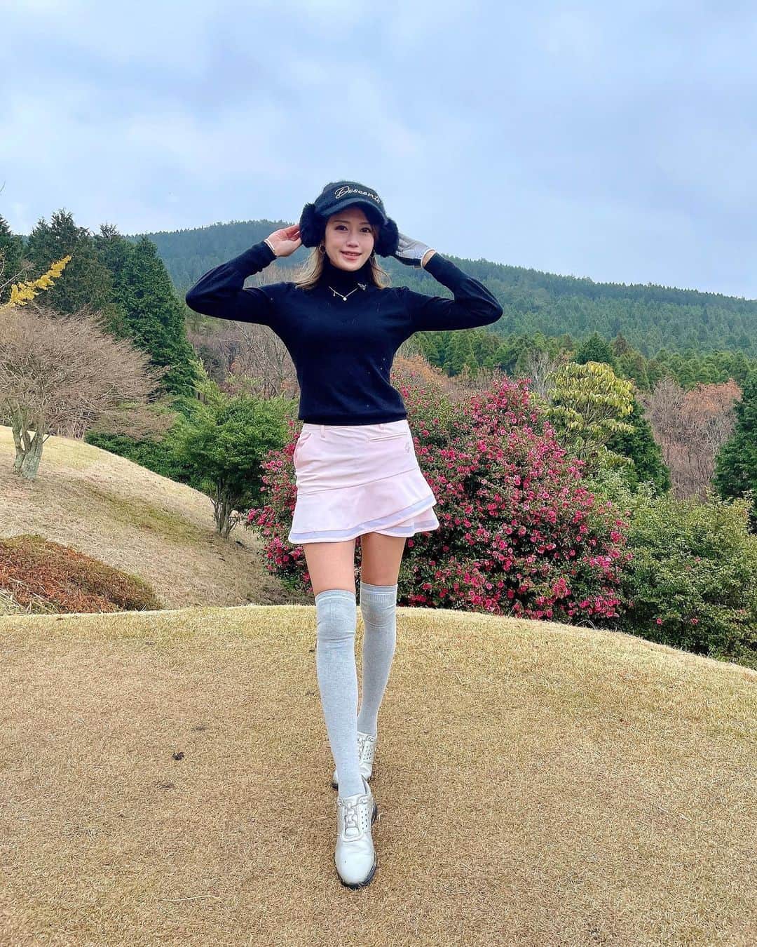 ISHIIYUKIKOさんのインスタグラム写真 - (ISHIIYUKIKOInstagram)「霧雨ゴルフ☂️ 1mm以下ならゴルフはやります🏌️‍♀️ でもこの時期は霧雨でも寒いね😵  寒くてちょっと顔が引きつってる笑  もこもこニット帽が暖かい❤️  ウェアは全部 @descentegolf だよ😊  #ゴルフ #ゴルフ女子 #golf #golfgirls  #골프 #골프스타그램  #高尔夫 #golfswing  #韓国スタイル #ゴルフウェア #ゴルフコーデ #ゴルフアパレル #フットジョイ#デサントゴルフ #デサント」11月28日 19時31分 - ishii_yukiko