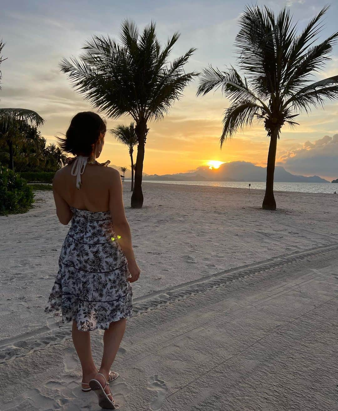 加藤未唯さんのインスタグラム写真 - (加藤未唯Instagram)「Paradise 🌴🌅 #beach #paradise #sunset #langkawi #island #malaysia  #ビーチ #ランカウイ #パラダイス #夕日 #🌅」11月28日 19時41分 - miyukato1121