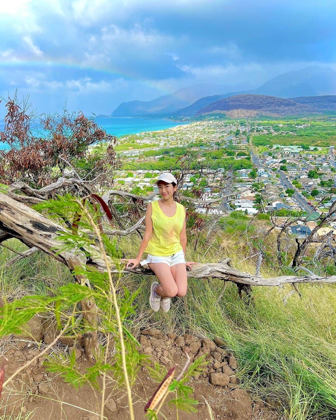 庄司ゆうこさんのインスタグラム写真 - (庄司ゆうこInstagram)「ピンクピルボックスに登る途中、虹が出て感動したー✨🧡 最後の動画でもわかるように風強すぎて頂上でギリギリのところまで行くのはめちゃ怖かったけどね🤣 今回のハワイでは行きたいこと、やりたいこと全部出来て大満足🥺❣️ 本当にハワイが大好き過ぎる❤️ また来年も行きたい🥰てか、必ず行くー‼️笑 #ただいま#無事帰国#ハワイ#ハワイ旅行#インスタ映え#インスタ映えスポット#ピンクピルボックス#pinkpillbox#hawaii#hawaiilife#waikiki #ハワイ好きな人と繋がりたい#ハワイ好き」11月28日 23時27分 - yuko.shoji