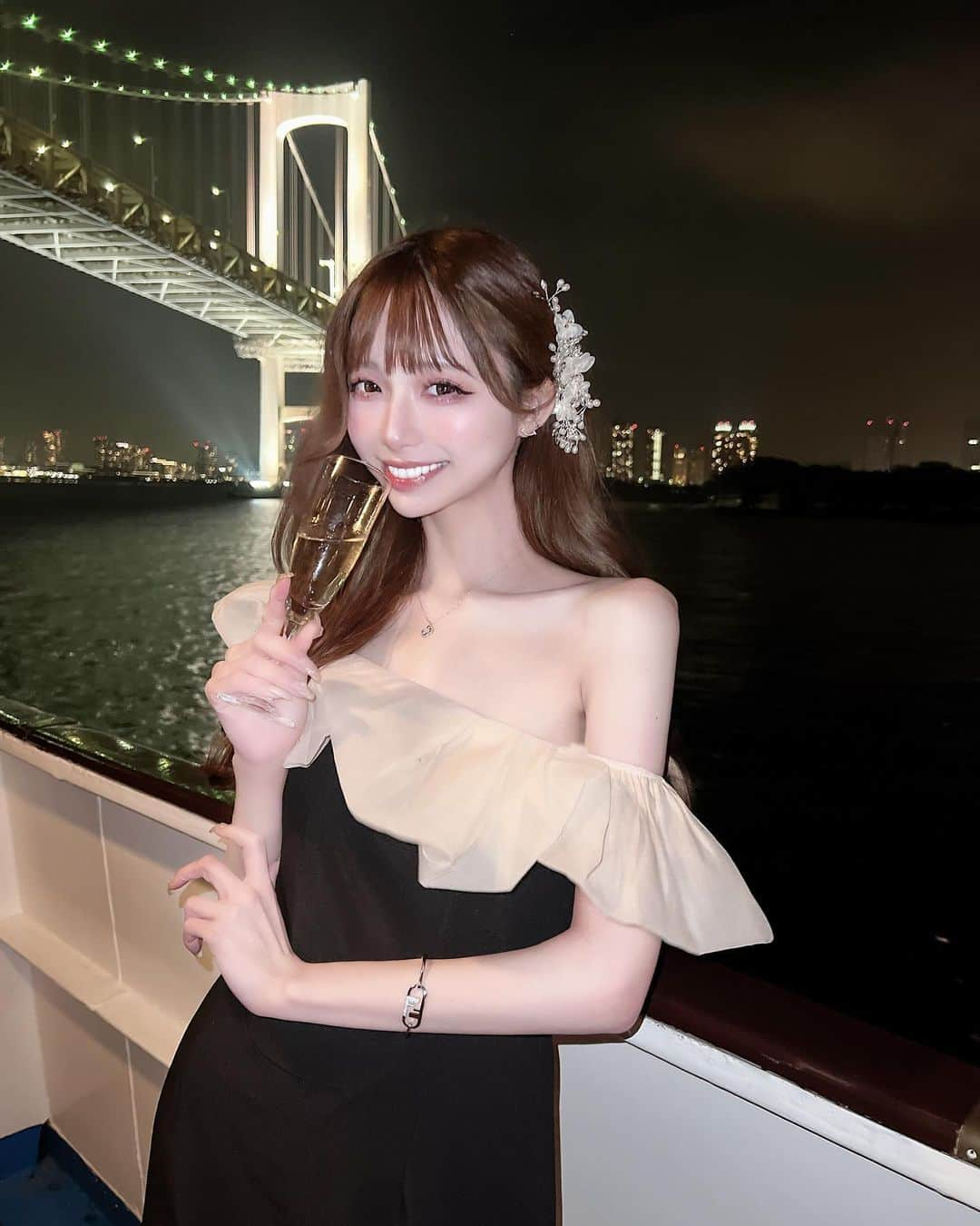 あやちゃんさんのインスタグラム写真 - (あやちゃんInstagram)「🚢🥂✨🖤  ディナーしてからのクルージング最高✨夜景めちゃくちゃ綺麗だった🌙  このワンピにして大正解じゃない？🤍 @avectoi_official_ のだよ💕 丈感もちょうどいいしパーティとか 軽く上に羽織るもの合わせたら結婚式とかにも良さそう🥺✨  #ザクルーズクラブ東京 #thecruiseclubtokyo #クルーズ船 #クルージングディナー #クルージング #ディナークルーズ #誕生日ディナー #パーティードレス #お呼ばれコーデ #大人コーデ #大人ファッション #韓国ヘア #韓国コーデ #誕生日サプライズ #誕生日ディナー」11月28日 23時39分 - aya.you.love.r