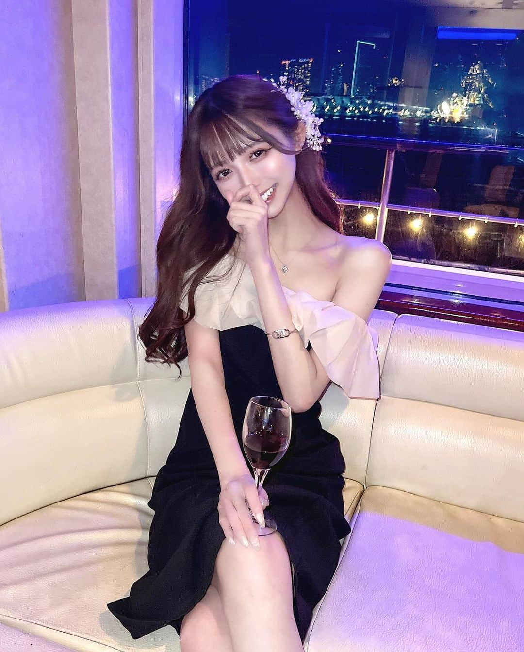 あやちゃんさんのインスタグラム写真 - (あやちゃんInstagram)「🚢🥂✨🖤  ディナーしてからのクルージング最高✨夜景めちゃくちゃ綺麗だった🌙  このワンピにして大正解じゃない？🤍 @avectoi_official_ のだよ💕 丈感もちょうどいいしパーティとか 軽く上に羽織るもの合わせたら結婚式とかにも良さそう🥺✨  #ザクルーズクラブ東京 #thecruiseclubtokyo #クルーズ船 #クルージングディナー #クルージング #ディナークルーズ #誕生日ディナー #パーティードレス #お呼ばれコーデ #大人コーデ #大人ファッション #韓国ヘア #韓国コーデ #誕生日サプライズ #誕生日ディナー」11月28日 23時39分 - aya.you.love.r