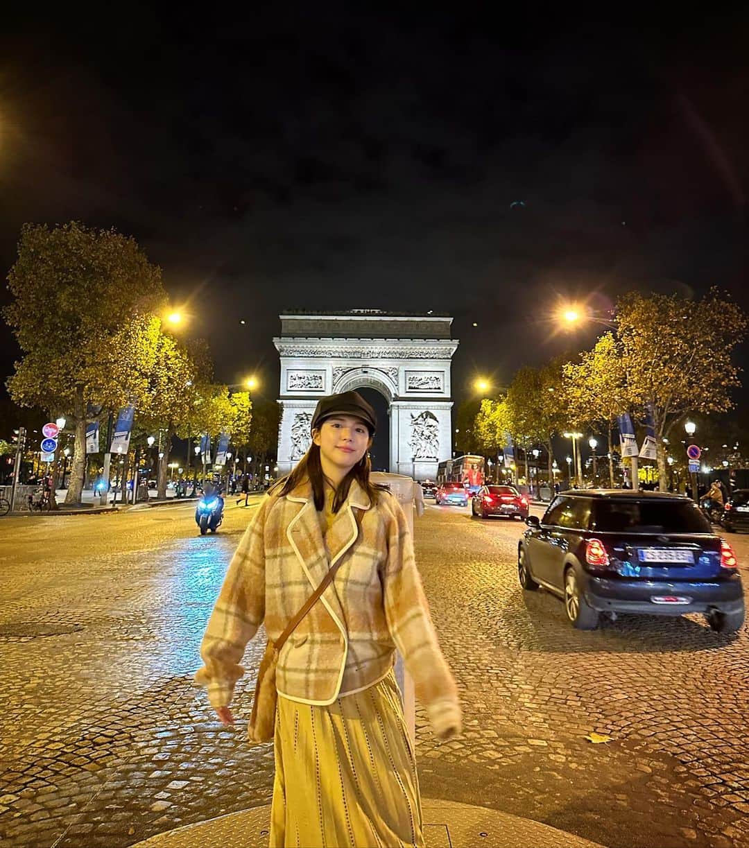 川島海荷さんのインスタグラム写真 - (川島海荷Instagram)「#trip #paris #凱旋門　#christmaslights ✨✨✨  いつもいつの間にってかんじですみません、逃亡癖があるみたいです🫢✈️」11月28日 23時54分 - umika_kawashima