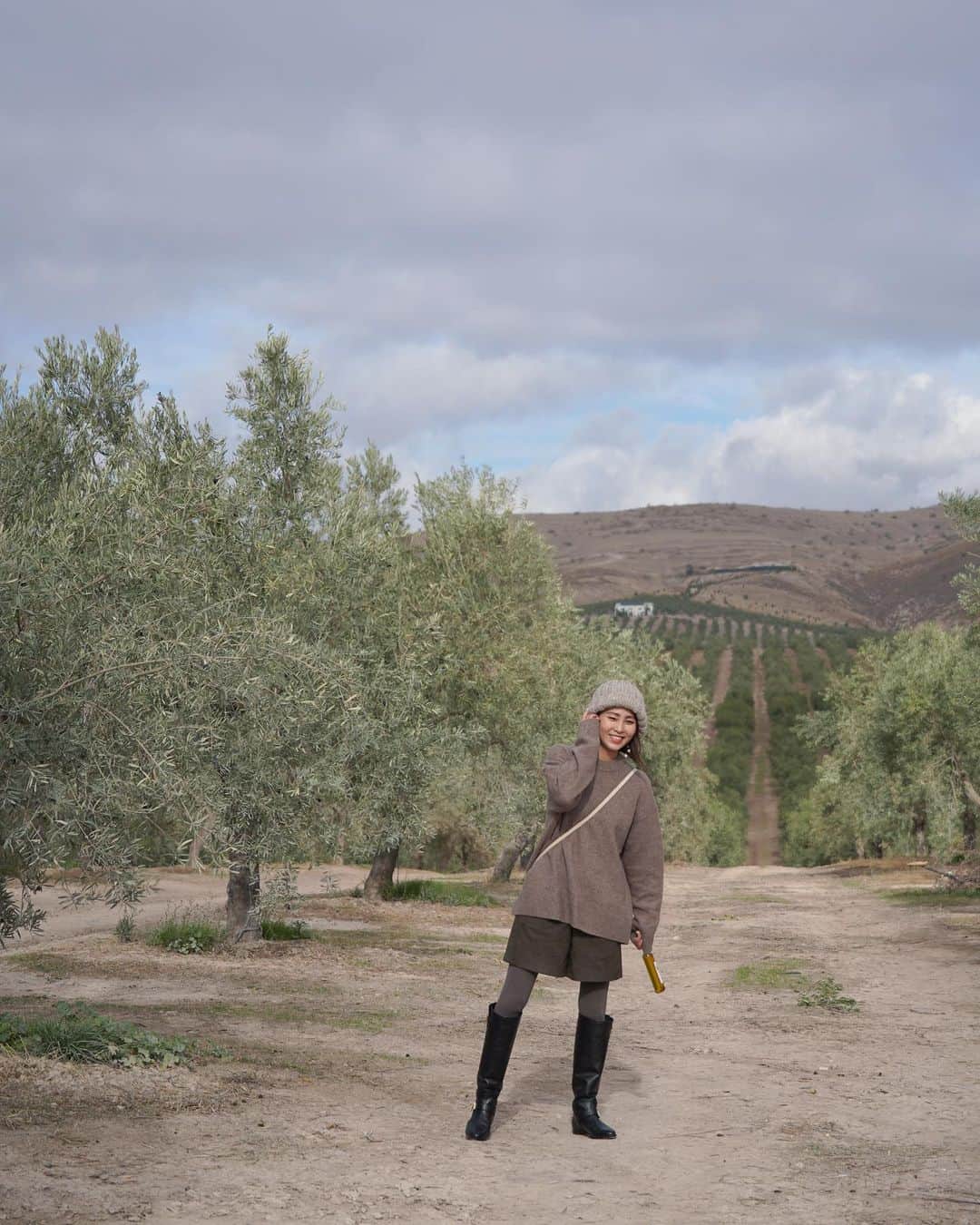 坂元美香さんのインスタグラム写真 - (坂元美香Instagram)「おはよー ただいまー！😃  昨日スペインから帰国しました！ 濃厚濃密なオリーブ旅でした✨  旅の投稿はまだまだ続きますが ここでちょっと休憩して オリーブ畑の風景を🌳🌳🌳  そろそろ気づいた方もいると思いますが 実はスペインの訪問先すべての投稿に 「スペイン産オリーブオイル」の ボトルかバナースタンドが どこかに必ず写り込んでいます🤭 もしくはわざと映り込ませています🤣 白と黄色の丸いマーク。  なぜなら訪問先すべてに ボトルやバナースタンドが置いてあって、 現地の方が行く先々で毎回私たちより先回りして セッティングしてくださっていたのです。 たぶんとっても大変だったと思うのです… だから行く先々で全部撮ってみました😆  何枚目のどこに写っているか ぜひ探してみてください✨  題して 「スペイン産オリーブオイルを探せ！」  生産者さんたちの熱い想いを しっかり受け取って来たので、 旅の投稿はまだまだ続きます🫒 どうぞお付き合いください😌  @oliveoilsspainjp @aceitesolivaes  #oliveoilfromspain #spanishoiliveoil #Spain #spanishproduct #helthylifestyle #triptospain  #スペイン産オリーブオイル #スペイン  #オリーブオイル#オリーブ畑 #オリーブ  #オリーブの木 #オリーブ農家 #坂元スペインオリーブオイルの旅」11月29日 6時12分 - mika_saka