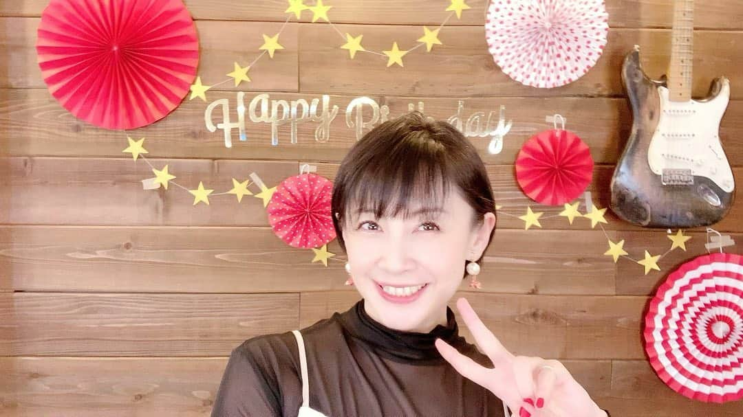 美郷あきさんのインスタグラム写真 - (美郷あきInstagram)「🌸🌸🌸  デビュー記念日 生配信 youtu.be/FHDnoYFl6Bo アーカイブ、ぜひご覧いただけたら嬉しいです。  おかげさまで素敵な時間になりました✨ ご覧いただいた皆さまチャット参加してくださった皆さまありがとうございました！ ファンの方々からのメッセージに感動しました。 想いを受けとめました。 歌あり涙あり笑いありの盛りだくさん。笑 予定外の涙が溢れ出ちゃったり。  いつもお世話になっている温もりあるサーカスさんスタジオにて カッコイイ鈴木マサキさん🎸に素晴らしい演奏をしていただき4曲歌いました。しあわせ。  12:21～DESIRE 21:29～最後のエデン 43:30～君が空だった 56:35～beautiful  flower  マサキさんは、美郷のライブグッズTシャツを着てきてくれて、素敵な演奏（アレンジ）してくださり、背景の飾り付けもお手伝いしていただいて…お忙しい中何から何まで…感謝感激です🥺 デビューまもない頃からお世話になっているのもあり安心感信頼感ハンパないです。笑  「最後のエデン」は特に、アコースティック形式で歌わせてもらうのは珍しいです。 全て、作品ファンの方々に深く愛されている楽曲。 私の歌声を選んでくださりありがたいです。 何年何十年経っても色褪せないです。 想いを込められた作品達。 この先も丁寧に歌い続けて育てていきたいです。  感謝の気持ちを込めながら 未来へ向けて可能な限り挑戦していたいです。 元気で健康なうちに！笑　←切実  何かとお手を差し伸べていただきたい事がこれからもあると思いますが 関係者の皆さま、ファンの皆さま 今後ともよろしくお願いします！  マリフォメンバーのyozuca*さんが画面の前で一緒に乾杯してくれてた💖大人の青春で🥤 rinoさんも参加してくれて嬉しかったよ💖 愛。。。  #心から #感謝 #デビュー記念日 #ありがとう #みなさんのおかげです #生配信 #アーカイブ #ご覧ください #youtube  #歌あり  #美郷あき #美郷あきchannel #月に寄りそう乙女の作法  #マブラヴ #maihime  #dc2 #愛 #love」11月29日 8時48分 - misatoaki