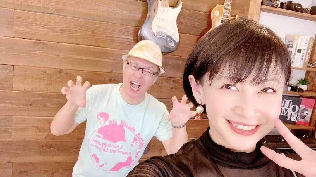 美郷あきさんのインスタグラム写真 - (美郷あきInstagram)「🌸🌸🌸  デビュー記念日 生配信 youtu.be/FHDnoYFl6Bo アーカイブ、ぜひご覧いただけたら嬉しいです。  おかげさまで素敵な時間になりました✨ ご覧いただいた皆さまチャット参加してくださった皆さまありがとうございました！ ファンの方々からのメッセージに感動しました。 想いを受けとめました。 歌あり涙あり笑いありの盛りだくさん。笑 予定外の涙が溢れ出ちゃったり。  いつもお世話になっている温もりあるサーカスさんスタジオにて カッコイイ鈴木マサキさん🎸に素晴らしい演奏をしていただき4曲歌いました。しあわせ。  12:21～DESIRE 21:29～最後のエデン 43:30～君が空だった 56:35～beautiful  flower  マサキさんは、美郷のライブグッズTシャツを着てきてくれて、素敵な演奏（アレンジ）してくださり、背景の飾り付けもお手伝いしていただいて…お忙しい中何から何まで…感謝感激です🥺 デビューまもない頃からお世話になっているのもあり安心感信頼感ハンパないです。笑  「最後のエデン」は特に、アコースティック形式で歌わせてもらうのは珍しいです。 全て、作品ファンの方々に深く愛されている楽曲。 私の歌声を選んでくださりありがたいです。 何年何十年経っても色褪せないです。 想いを込められた作品達。 この先も丁寧に歌い続けて育てていきたいです。  感謝の気持ちを込めながら 未来へ向けて可能な限り挑戦していたいです。 元気で健康なうちに！笑　←切実  何かとお手を差し伸べていただきたい事がこれからもあると思いますが 関係者の皆さま、ファンの皆さま 今後ともよろしくお願いします！  マリフォメンバーのyozuca*さんが画面の前で一緒に乾杯してくれてた💖大人の青春で🥤 rinoさんも参加してくれて嬉しかったよ💖 愛。。。  #心から #感謝 #デビュー記念日 #ありがとう #みなさんのおかげです #生配信 #アーカイブ #ご覧ください #youtube  #歌あり  #美郷あき #美郷あきchannel #月に寄りそう乙女の作法  #マブラヴ #maihime  #dc2 #愛 #love」11月29日 8時48分 - misatoaki