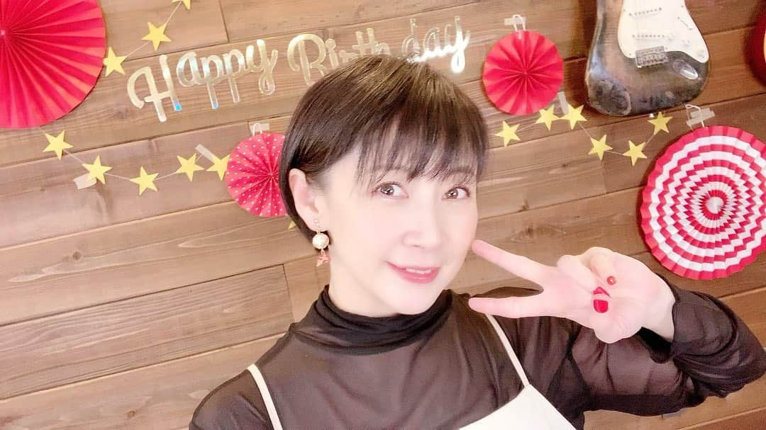 美郷あきさんのインスタグラム写真 - (美郷あきInstagram)「🌸🌸🌸  デビュー記念日 生配信 youtu.be/FHDnoYFl6Bo アーカイブ、ぜひご覧いただけたら嬉しいです。  おかげさまで素敵な時間になりました✨ ご覧いただいた皆さまチャット参加してくださった皆さまありがとうございました！ ファンの方々からのメッセージに感動しました。 想いを受けとめました。 歌あり涙あり笑いありの盛りだくさん。笑 予定外の涙が溢れ出ちゃったり。  いつもお世話になっている温もりあるサーカスさんスタジオにて カッコイイ鈴木マサキさん🎸に素晴らしい演奏をしていただき4曲歌いました。しあわせ。  12:21～DESIRE 21:29～最後のエデン 43:30～君が空だった 56:35～beautiful  flower  マサキさんは、美郷のライブグッズTシャツを着てきてくれて、素敵な演奏（アレンジ）してくださり、背景の飾り付けもお手伝いしていただいて…お忙しい中何から何まで…感謝感激です🥺 デビューまもない頃からお世話になっているのもあり安心感信頼感ハンパないです。笑  「最後のエデン」は特に、アコースティック形式で歌わせてもらうのは珍しいです。 全て、作品ファンの方々に深く愛されている楽曲。 私の歌声を選んでくださりありがたいです。 何年何十年経っても色褪せないです。 想いを込められた作品達。 この先も丁寧に歌い続けて育てていきたいです。  感謝の気持ちを込めながら 未来へ向けて可能な限り挑戦していたいです。 元気で健康なうちに！笑　←切実  何かとお手を差し伸べていただきたい事がこれからもあると思いますが 関係者の皆さま、ファンの皆さま 今後ともよろしくお願いします！  マリフォメンバーのyozuca*さんが画面の前で一緒に乾杯してくれてた💖大人の青春で🥤 rinoさんも参加してくれて嬉しかったよ💖 愛。。。  #心から #感謝 #デビュー記念日 #ありがとう #みなさんのおかげです #生配信 #アーカイブ #ご覧ください #youtube  #歌あり  #美郷あき #美郷あきchannel #月に寄りそう乙女の作法  #マブラヴ #maihime  #dc2 #愛 #love」11月29日 8時48分 - misatoaki