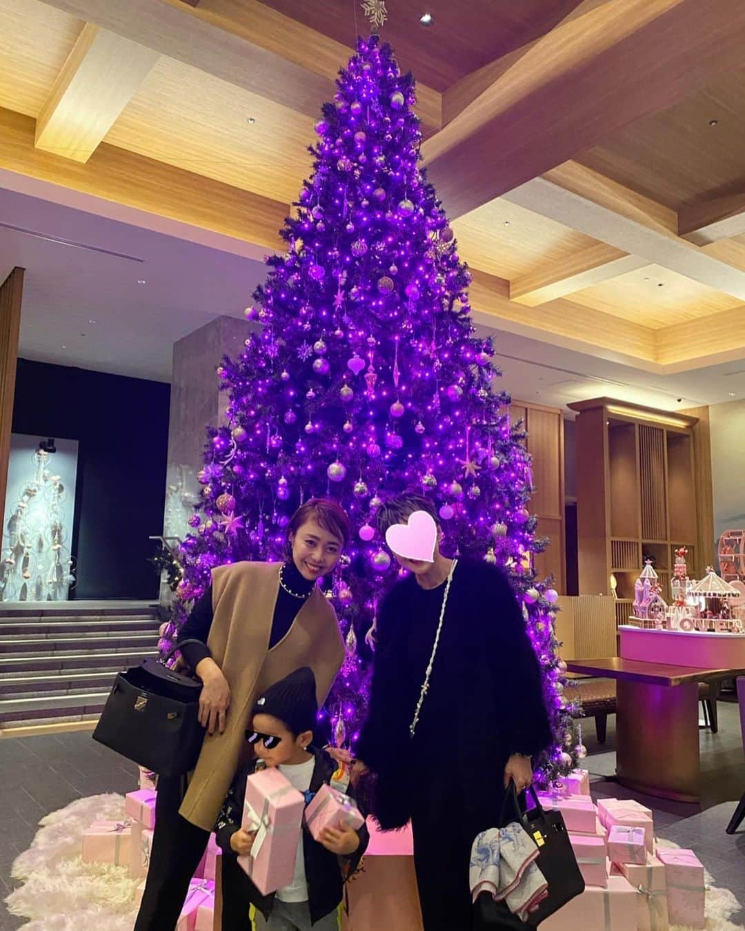 松本亜希さんのインスタグラム写真 - (松本亜希Instagram)「・ 初めて宿泊した @jwmarriottnara 🦌 ツリー綺麗だったなん🎄✨  子供にとっても優しくて、プールも子供も入れるし、 朝ごはんビュッフェもとっても美味しかったし、 また行きたいって思った素敵な奈良のラグジュアリーホテル。 グランマも居たよ♡  奈良に住んでる友達に教えてもらった、近くの中華屋さんがとっても美味しかったからストーリーupします✔︎  #jwmarriottnara #奈良マリオット #jwmarriott」11月29日 10時01分 - m_akiron