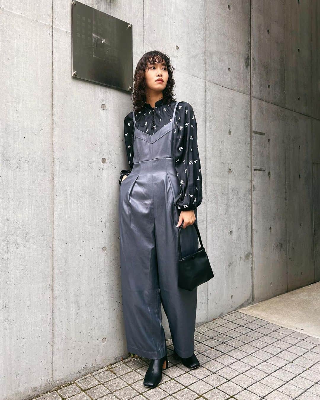 MOUSSY SNAPさんのインスタグラム写真 - (MOUSSY SNAPInstagram)「#MOUSSYSNAP @reiko_ymmt 168cm  ・EMBROIDERY BLOUSE(010FAW30-7410) ・WIDE CAMI ALL IN ONE(010FAW30-7370) ・TINY SQUARE BAG(010FAH51-5910) ・COMFORT SQUARE TOE BOOTS(010FA252-6130) 全国のMOUSSY店舗／SHEL'TTER WEBSTOREにて発売中。  #MOUSSY #MOUSSYHOLIDAYCOLLECTION」11月29日 10時16分 - moussysnap
