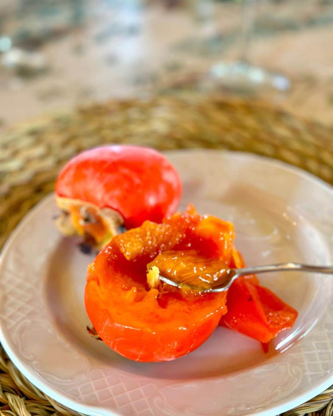 石井里奈さんのインスタグラム写真 - (石井里奈Instagram)「オリーブ収穫の後は農園のそばでタパスランチタイム🫶🇪🇸 . スペインのハエン地方の伝統料理、アロス•カルドソを🇪🇸 野菜とお肉がたっぷり入ったスープたっぷりの雑炊👏 他にもツナとトマトのサラダやオリーブオイルであげたポテチなど色んな種類のオリーブオイルを合わせて頂きました👏︎💕︎ . あとねスペインの柿が本当に美味しくて🥺🧡トロトロでスプーンで食べる感じなの！これもまた感動🫣 . これからサラダは全部オリーブオイルで食べようと思います︎💕︎本当に美味しいオリーブオイルみんなに食べて欲しい！ぜひスペイン産探してみてね︎🥹💓 . tops... @tomorrowland_womens  @tomorrowland_jp  インナーとしても使える万能ブラウス︎💕︎ . @oliveoilsspainjp @olivaresvivos  #oliveoilfromspain　#spanishoiliveoil #Spain #spanishproduct #helthylifestyle #triptospain #スペイン産オリーブオイル #スペイン #olivaresvivos #スペイン料理 #雑炊 #グルメ女子」11月29日 12時07分 - ri7tin1025