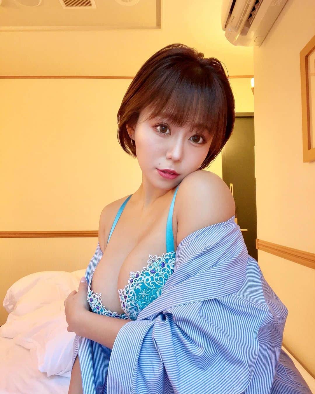 亜矢みつき（神谷充希）さんのインスタグラム写真 - (亜矢みつき（神谷充希）Instagram)「👔🫧 ・ ・ 彼シャツ借りちゃいました〜風😋 ・ #シャツ #Yシャツ #lingerie #ランジェリー #blue #青 #オフショット #ホテル #hotel」11月29日 12時58分 - ma.yamitsuki