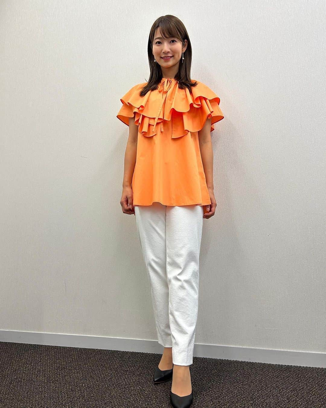 安藤萌々さんのインスタグラム写真 - (安藤萌々Instagram)「衣装です🧡 オレンジ色ブラウス COCO deal パンツ　NOLLEY'S   今日は報道ステーションのあと、 ２３：１０－２７：００ エクアドル×セネガル にも出る予定です！現地からお伝えします。  さて、今日も頑張っていきましょう！よろしくお願いします😊  #サッカー #ワールドカップ #W杯 #カタールワールドカップ #サッカー日本代表  #日本代表 #衣装 #アナウンサー  #取材 #中継 #フリル #骨格ウェーブ #パンツ #パンツコーデ」11月29日 13時55分 - momo_ando_ex