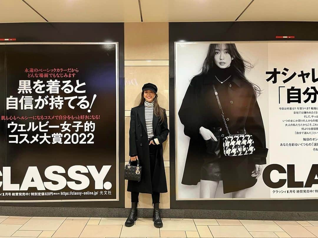 松島花さんのインスタグラム写真 - (松島花Instagram)「: 表参道駅にCLASSY.の広告が 掲載されています💁🏻‍♀️🖤 撮影帰りにパチっと記念撮影🤳🏻笑 12/4(日)までだそうです🙋🏻‍♀️🤍 : #CLASSY #1月号  #omotesando #表参道」11月29日 16時36分 - hana_matsushima_official