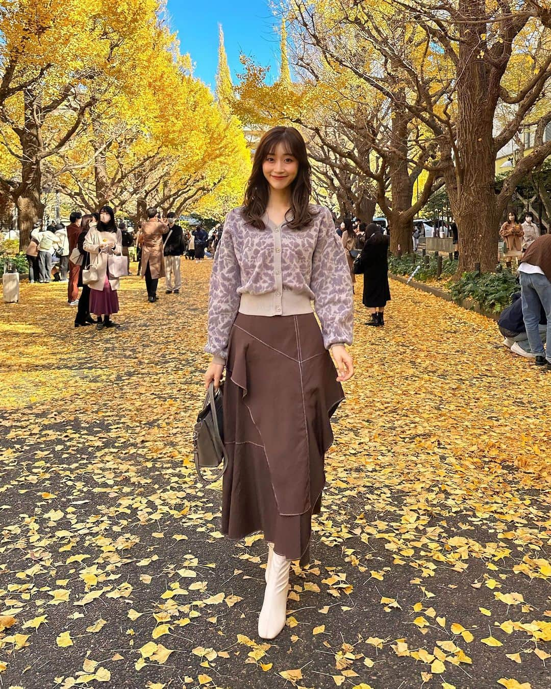 牧野結美さんのインスタグラム写真 - (牧野結美Instagram)「黄葉コーデ💛  tops & skirt ともに @ladymade_official さんのものです✨  トップスは、ベロア調の立体感のある 花柄が大人かわいいデザイン♡ グレージュとパープルのカラーも絶妙🥺💕  コンパクトな丈感なので、 ボトムスも合わせやすいですし 羽織としても活躍してくれます🫶🏻  スカートは、アシンメトリーな フリルやヘムラインが立体感を出してくれるし ステッチが印象的で、ほかにはないデザイン🥰  thank you ♡ @ladymade_official   #ladymade #レディメイド #骨格ウェーブ #骨格ウェーブコーデ #デートコーデ #上品コーデ #大人可愛いコーデ #大人かわいいコーデ #アラサーコーディネート #アラサー女子コーデ #フェミニンコーデ #30代コーデ #大人女子コーデ #外苑前いちょう並木 #外苑前」11月29日 19時09分 - yumi_makino_