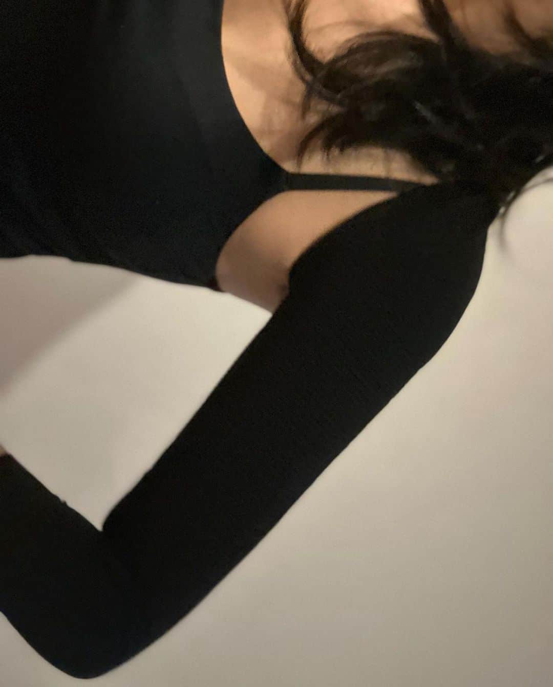 鈴木詩織さんのインスタグラム写真 - (鈴木詩織Instagram)「ブラウス×デニムのシンプルなコーデ🖤🤍  blouse / @meri.onlinestore  denim / @upperhights  bag / @anteprima_japan   この日はアウターももちろん着てたのだけど、寒かったから二の腕着圧インナーを仕込んでました🫶🏻 バレてない🤭  こうゆう袖にゆとりのあるお洋服のときは下に着込めるし、なにより二の腕の引き締めと美姿勢補正をしてくれるから"ながら美容"できるのが良いっ🙆🏻‍♀️  お家着いたらちゃんと跡が付いてて、ちゃんと着圧されてました✔︎ 二の腕シェイパーは @slimfeather.officialのものです✨  ⁡ ⁡ ⁡  #shiorin_styling#meri#upperhights#anteprima#timelessbijoux#ミリコのミリ活#アッパーハイツ#アンテプリマ#slimfeather#スリムフェザー」11月29日 19時40分 - shiorin0802suzuki
