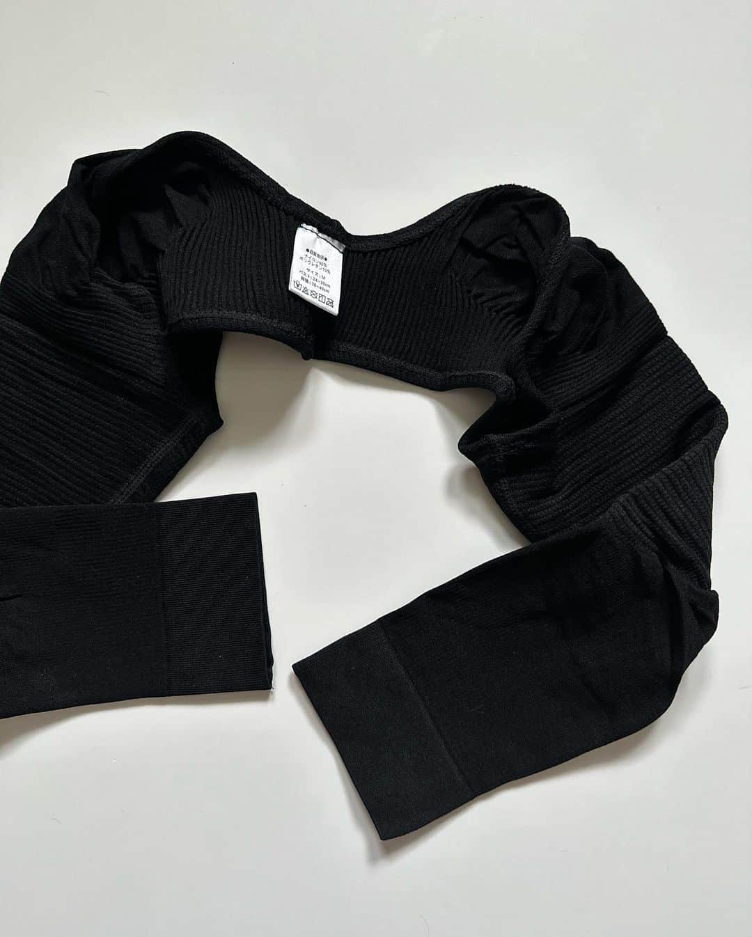 鈴木詩織さんのインスタグラム写真 - (鈴木詩織Instagram)「ブラウス×デニムのシンプルなコーデ🖤🤍  blouse / @meri.onlinestore  denim / @upperhights  bag / @anteprima_japan   この日はアウターももちろん着てたのだけど、寒かったから二の腕着圧インナーを仕込んでました🫶🏻 バレてない🤭  こうゆう袖にゆとりのあるお洋服のときは下に着込めるし、なにより二の腕の引き締めと美姿勢補正をしてくれるから"ながら美容"できるのが良いっ🙆🏻‍♀️  お家着いたらちゃんと跡が付いてて、ちゃんと着圧されてました✔︎ 二の腕シェイパーは @slimfeather.officialのものです✨  ⁡ ⁡ ⁡  #shiorin_styling#meri#upperhights#anteprima#timelessbijoux#ミリコのミリ活#アッパーハイツ#アンテプリマ#slimfeather#スリムフェザー」11月29日 19時40分 - shiorin0802suzuki