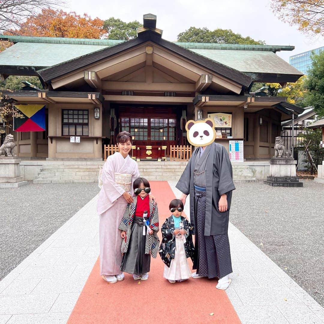 安田美沙子さんのインスタグラム写真 - (安田美沙子Instagram)「七五三✨  家族で写真を撮りに行きました🤍私は自分の着物を着ました✨  兄、5さい、弟、来年3さい。  お着替えのお部屋にはいったら おめでとうございますと言って いただき。。  あ、おめでたいのかってじーんと来ました。  成長したね☺️✨  結婚式でお世話になった方にもお手伝い頂き、幸せな日になりました✨  また、撮影のが届いたら載せますね♥️  息子たち、すくすく育って、どんなに私が怒っても、不器用でも。。ママーと1番近くに居させてくれて、ありがとう🫶  #七五三　#ご祈祷　#ありがとうございました　#晴れてよかった #お着物　#丹後ちりめん」11月29日 19時55分 - yasuda_misako