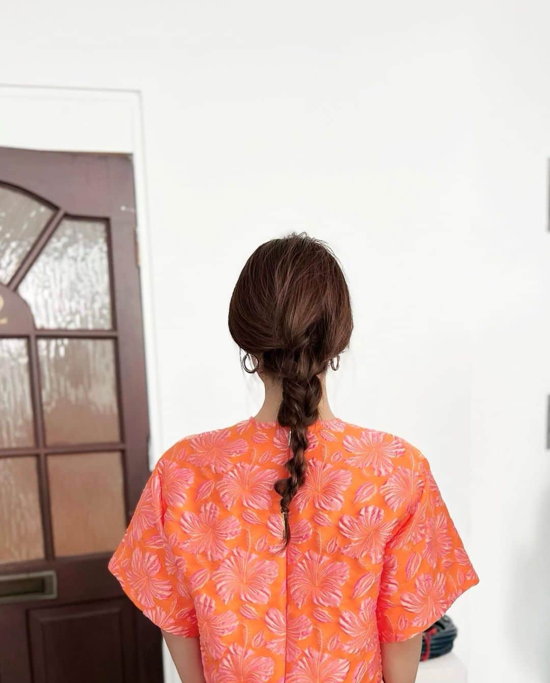 神崎恵さんのインスタグラム写真 - (神崎恵Instagram)「⛄️ 今日は、お餅のようなダウンでお仕事へ。 見れば見るほどお餅に見えてくるのですよ。 ぷく〜っと真ん中がとびでた焼餅。 ボリュームのある服が増えるこの季節。 さくっとまとめ髪が活躍します。 今日は、三つ編みを２本つくり、ニュアンスがでるよう毛束をつまみだしたら、それをくるくるねじりパンのようにねじり合せゴムで結んで金ピンをさして完成。バネちゃん作です。 これは簡単だしかわいくて大活躍してくれそうなヘアアレンジ。 3.4枚目にわかりやすい画像のせてます。 分け目。いつもと反対がわにしました。ぱかっとわれるクセがついてきたので、そろそろ分け目休め。  SUQQUの新作チーク、お肌がつやつやになって驚きました👀」11月29日 20時33分 - megumi_kanzaki