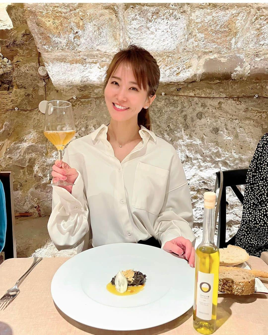 佐野真彩さんのインスタグラム写真 - (佐野真彩Instagram)「ウベダにある家庭的なレストラン @cibus_renacimientoculinario 🇪🇸  スペインのレストランは先ず立食で食前酒をいただいて、移動して食事開始というスタイルが多いそうです😃　 （ご存知だった方います？）  階段を降りて地下に移動すると、 2枚目のような洞窟のようなお部屋へ。 雰囲気があってとっても素敵😆  こちらのレストランは、家庭的な雰囲気でハエン県やウベダが感じられるお料理が中心🍴とても美味しかったです。  毎度恒例となったオリーブオイルの食べ比べもしたよ🙆‍♀️  スペイン産エクストラバージンオリーブオイルは、最高品質のオリーブの実100%果汁で、ビタミンEやポリフェノールが豊富なんだって😋🫒✨  因みにエクストラバージンというのは、オリーブの実を絞ってろ過しただけのものだよ！ （オリーブオイルとのみ記載されているものは精製されています。)  お店で購入する際は、ぜひスペイン産のエクストラバージンオリーブオイルを選んでみてね☺️  私が香川県出身ということで、小豆島のオリーブオイルについてのコメントもいただいております。その土地その土地で良さがあり（ワインのように奥深いオリーブオイルの世界）小豆島産も自宅では愛用しています☺️が、今回はスペイン産オリーブオイルのプロモーションですので、スペイン産をピックアップさせていただいています💓　オリーブオイルに縁を感じて仕方ありません🥳  @oliveoilsspainjp @aceitesolivaes  #oliveoilfromspain #spanishoiliveoil #spain #spanishproduct #healthylifestyle #triptospain #スペイン産オリーブオイル　#スペイン　#スペイン旅行　 #スペインレストラン　#スペイングルメ　#ubeda #ウベダレストラン　#エクストラバージンオリーブオイル」11月29日 21時05分 - sano.maya