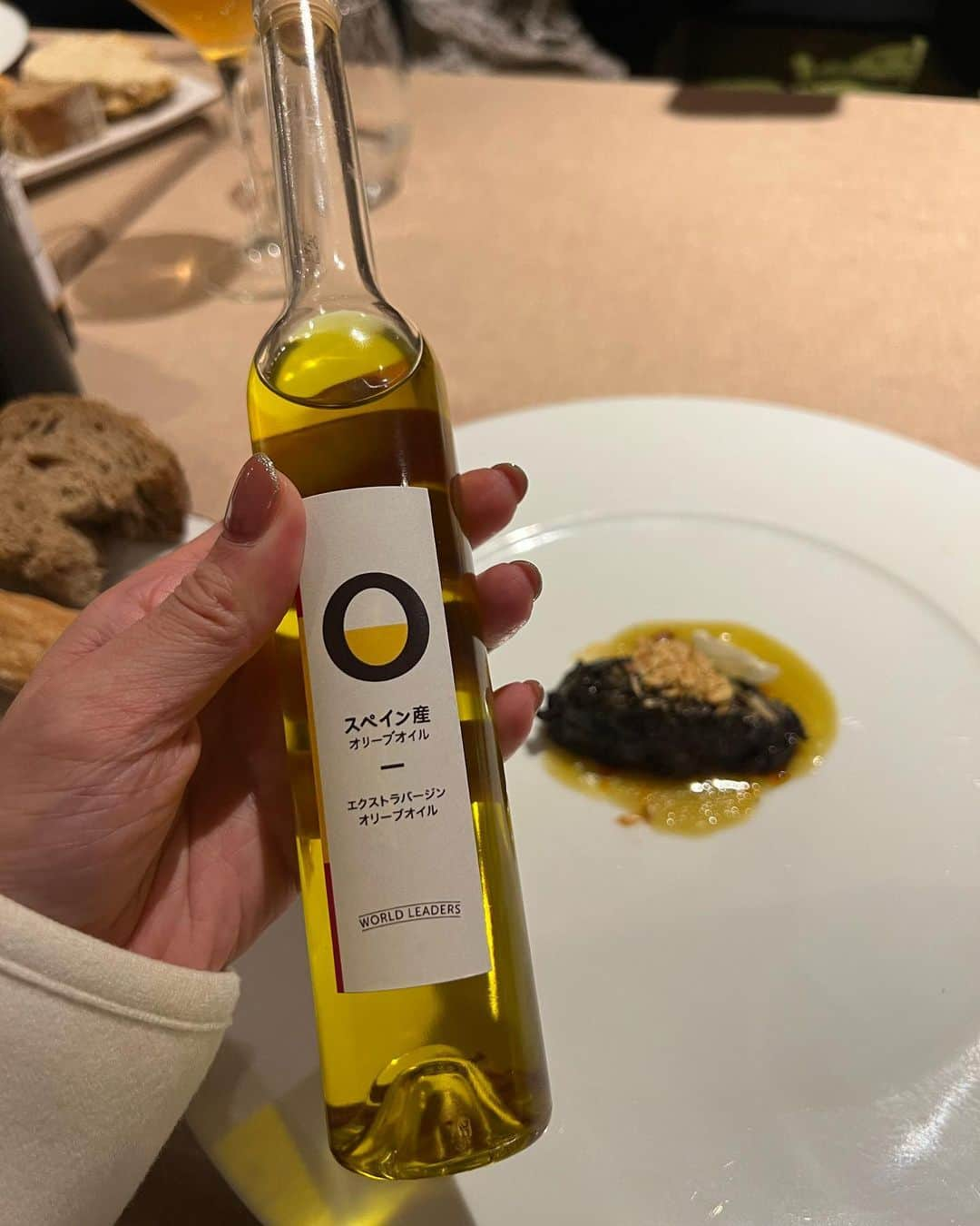 佐野真彩さんのインスタグラム写真 - (佐野真彩Instagram)「ウベダにある家庭的なレストラン @cibus_renacimientoculinario 🇪🇸  スペインのレストランは先ず立食で食前酒をいただいて、移動して食事開始というスタイルが多いそうです😃　 （ご存知だった方います？）  階段を降りて地下に移動すると、 2枚目のような洞窟のようなお部屋へ。 雰囲気があってとっても素敵😆  こちらのレストランは、家庭的な雰囲気でハエン県やウベダが感じられるお料理が中心🍴とても美味しかったです。  毎度恒例となったオリーブオイルの食べ比べもしたよ🙆‍♀️  スペイン産エクストラバージンオリーブオイルは、最高品質のオリーブの実100%果汁で、ビタミンEやポリフェノールが豊富なんだって😋🫒✨  因みにエクストラバージンというのは、オリーブの実を絞ってろ過しただけのものだよ！ （オリーブオイルとのみ記載されているものは精製されています。)  お店で購入する際は、ぜひスペイン産のエクストラバージンオリーブオイルを選んでみてね☺️  私が香川県出身ということで、小豆島のオリーブオイルについてのコメントもいただいております。その土地その土地で良さがあり（ワインのように奥深いオリーブオイルの世界）小豆島産も自宅では愛用しています☺️が、今回はスペイン産オリーブオイルのプロモーションですので、スペイン産をピックアップさせていただいています💓　オリーブオイルに縁を感じて仕方ありません🥳  @oliveoilsspainjp @aceitesolivaes  #oliveoilfromspain #spanishoiliveoil #spain #spanishproduct #healthylifestyle #triptospain #スペイン産オリーブオイル　#スペイン　#スペイン旅行　 #スペインレストラン　#スペイングルメ　#ubeda #ウベダレストラン　#エクストラバージンオリーブオイル」11月29日 21時05分 - sano.maya