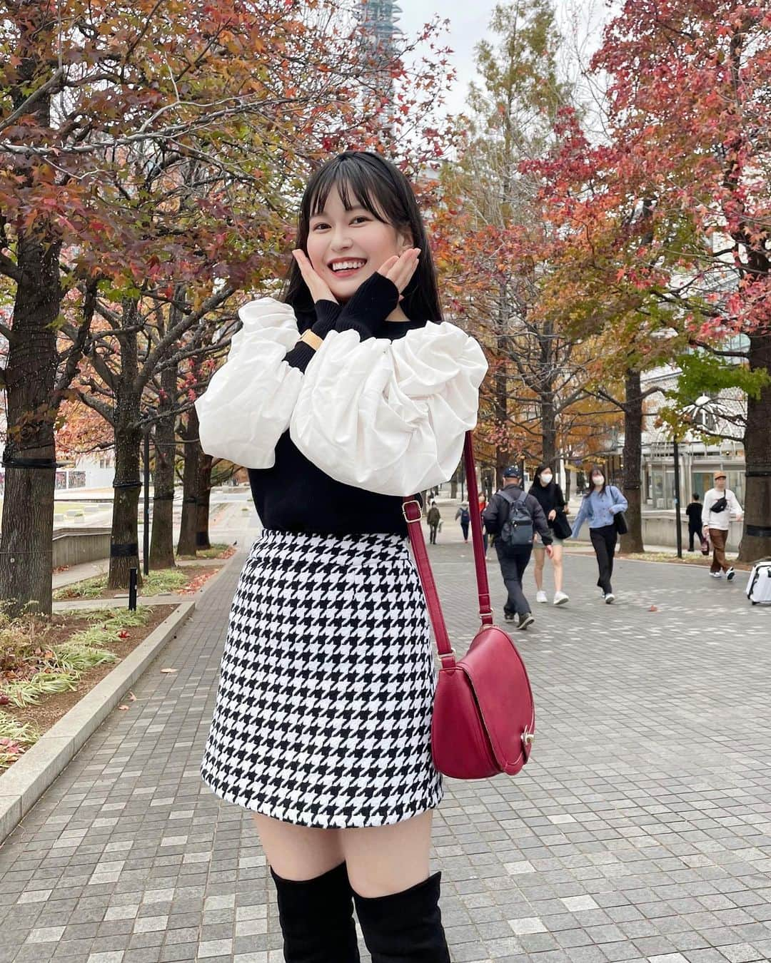 未梨一花さんのインスタグラム写真 - (未梨一花Instagram)「きょう   初めてのポートレート撮影会📷 雨と強風で途中延期になってしまいましたが smoothさんの対応力と心優しいファンの皆様に救われて 今までにない楽しい思い出を作ることができました🍁   お足元の悪い中会いに来てくださった皆様 本当にありがとうございました🥲❤️   延期になってしまった分は 12月中に振替日を設けたいと思っています！ ぜひまたご参加いただけたら嬉しいです🙏     #撮影会 #私服 #ポートレート #横浜 #みなとみらい #紅葉 #みりのしふく #みりいちコーデ #rps #ingni」11月29日 21時22分 - 1ka__3ri