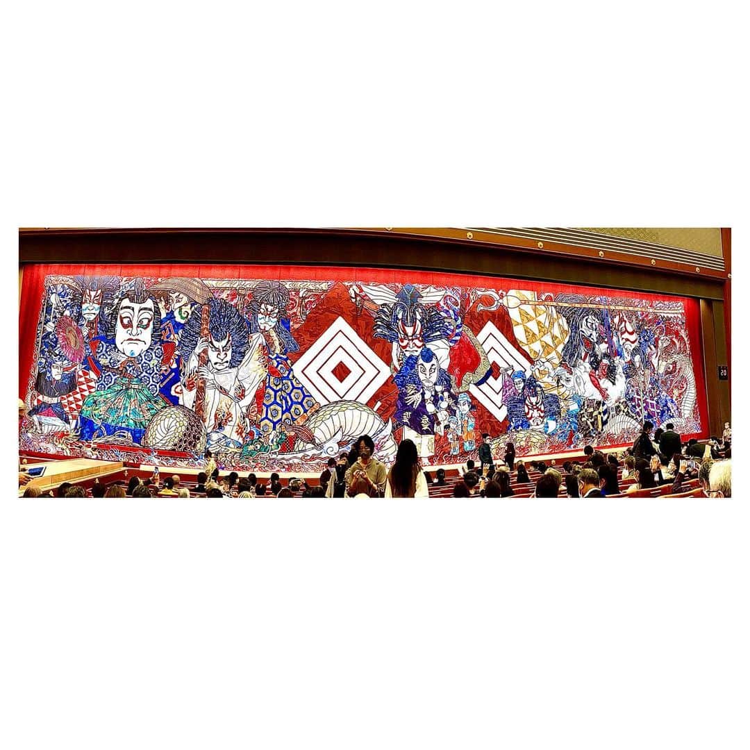 永井美奈子さんのインスタグラム写真 - (永井美奈子Instagram)「👘 歌舞伎界　最高峰の大名跡の 襲名披露とはこう言うものか と言う体験をさせて頂きました。  ２年半も延びた１３代目團十郎が遂に誕生。  1枚目の写真は村上隆さんによる祝幕　引かれた瞬間に観客から大きな騒めきと拍手喝采  8代目新之助さんの外郎売  松本幸四郎丈の富樫、 猿之助丈の義経 白酒売の中村梅玉丈 玉三郎丈の白玉 中村鴈治郎丈の股くぐり あげたらキリがないほど 正に役者が揃い  それに花を添える 今月から復活した 大向こうさんの掛け声  本当に幸せな時代に産まれたなぁと感謝しかないです。  #歌舞伎好き #我喜歡歌舞伎」11月29日 22時07分 - nagaiminako.com375
