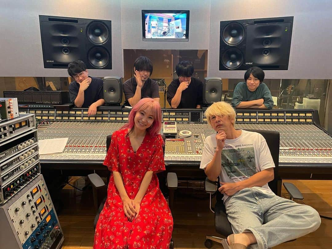 LiSAさんのインスタグラム写真 - (LiSAInstagram)「#LANDER 『M-8 逃飛行 作詞：LiSA　作曲：伊澤一葉　編曲：江口 亮、伊澤一葉』 【BLOG】http://ameblo.jp/lxixsxa/  08. 逃飛行 何もかもから逃げて、ふわふわ浮かぶ飛行を楽しめたら・・・。そんな無責任でいられる気持ちにロマンを感じて付けた『逃飛行(ロマンヒコウ)』。大人になればなるほど、大人であることに責任や意識を持てるようになり、自分自身で窮屈さを作り出していることに気がつきました。そんな気持ちに気づかせてくれたのが伊澤さんのこの楽曲でした。伊澤さんの可愛くも狂気を感じるメロディーとサウンドに乗せて、童心を思い返したりその心にロマンを感じることができました。 そしてこの曲は前の曲を聴きながら、バンドのみなさんが気持ちを音に注ぎ、プリイントロをつけてくれました。大きな役割を持った３曲から一気に次の惑星へ連れていってくれるようなパワーを持つ曲に仕上げていただいています。それを受けて伊澤さんが、楽曲の構成を大胆に変更されたのも印象的です。  08. 逃飛行	Romanhiko If I could escape from everything and enjoy floating in the air… I named this song “Romanhiko” (escaping flight) feeling a sense of romance in such a carefree state of mind.  The older I grew, the more I became aware of the responsibilities and consciousness of being an adult; I was making myself uncomfortable because of that, and this tune by Ichiyo Izawa made me realize that.  His sweet melody and sound with a hint of madness allowed me to recall the child in me and feel the sense of romance in it.  The band created the pre-intro of this tune by pouring their emotions into the notes after listening to the previous track.  Thanks to them, this turned into a song with a power that skyrockets you to the next planet from the previous three songs that had significant roles.  The drastic changes in the song structure Izawa made in the wake of the pre-intro are also impressive.  08. 逃飛行（逃飞行） 逃离所有的一切，沉浸在轻飘飘的飞行之中…这种不负责任的心情让人觉得浪漫，并将其命名为〈逃飛行（逃飞行）〉（意为“浪漫飞行”）。 我发现，成为大人后便会让自己时刻保持大人该有的责任和意识，自己对自己做出约束。让我注意到这种心情的是伊泽老师的这首歌曲。跟着伊泽老师可爱而又狂傲的旋律和声音，让我能够重返童心并感受到童心的浪漫。 同时，乐队的所有人在听完先前的歌曲后，将心情融入声音之中并创作了这首歌曲的前奏。将具有重要作用的三首歌曲一口气变成能够前往下一个行星的、充满力量的歌曲。接受之后伊泽老师大胆变更歌曲的构成也让我印象深刻。」11月29日 22時48分 - xlisa_olivex