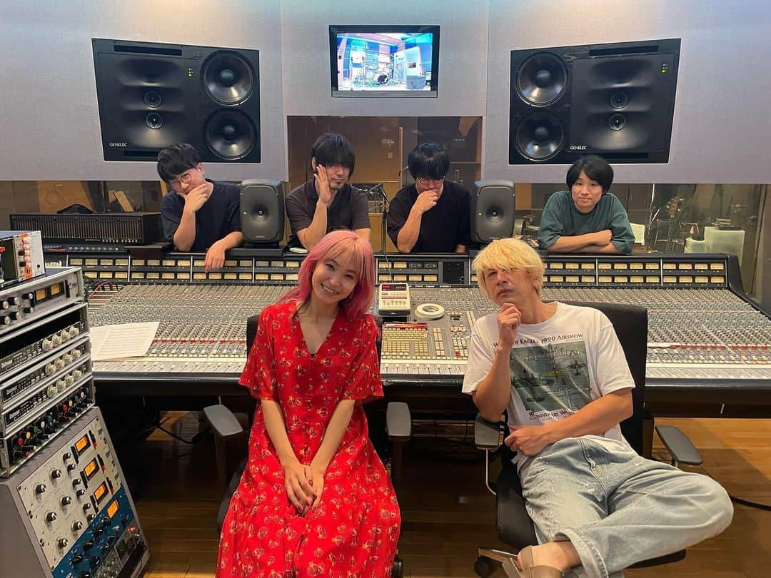 LiSAさんのインスタグラム写真 - (LiSAInstagram)「#LANDER 『M-8 逃飛行 作詞：LiSA　作曲：伊澤一葉　編曲：江口 亮、伊澤一葉』 【BLOG】http://ameblo.jp/lxixsxa/  08. 逃飛行 何もかもから逃げて、ふわふわ浮かぶ飛行を楽しめたら・・・。そんな無責任でいられる気持ちにロマンを感じて付けた『逃飛行(ロマンヒコウ)』。大人になればなるほど、大人であることに責任や意識を持てるようになり、自分自身で窮屈さを作り出していることに気がつきました。そんな気持ちに気づかせてくれたのが伊澤さんのこの楽曲でした。伊澤さんの可愛くも狂気を感じるメロディーとサウンドに乗せて、童心を思い返したりその心にロマンを感じることができました。 そしてこの曲は前の曲を聴きながら、バンドのみなさんが気持ちを音に注ぎ、プリイントロをつけてくれました。大きな役割を持った３曲から一気に次の惑星へ連れていってくれるようなパワーを持つ曲に仕上げていただいています。それを受けて伊澤さんが、楽曲の構成を大胆に変更されたのも印象的です。  08. 逃飛行	Romanhiko If I could escape from everything and enjoy floating in the air… I named this song “Romanhiko” (escaping flight) feeling a sense of romance in such a carefree state of mind.  The older I grew, the more I became aware of the responsibilities and consciousness of being an adult; I was making myself uncomfortable because of that, and this tune by Ichiyo Izawa made me realize that.  His sweet melody and sound with a hint of madness allowed me to recall the child in me and feel the sense of romance in it.  The band created the pre-intro of this tune by pouring their emotions into the notes after listening to the previous track.  Thanks to them, this turned into a song with a power that skyrockets you to the next planet from the previous three songs that had significant roles.  The drastic changes in the song structure Izawa made in the wake of the pre-intro are also impressive.  08. 逃飛行（逃飞行） 逃离所有的一切，沉浸在轻飘飘的飞行之中…这种不负责任的心情让人觉得浪漫，并将其命名为〈逃飛行（逃飞行）〉（意为“浪漫飞行”）。 我发现，成为大人后便会让自己时刻保持大人该有的责任和意识，自己对自己做出约束。让我注意到这种心情的是伊泽老师的这首歌曲。跟着伊泽老师可爱而又狂傲的旋律和声音，让我能够重返童心并感受到童心的浪漫。 同时，乐队的所有人在听完先前的歌曲后，将心情融入声音之中并创作了这首歌曲的前奏。将具有重要作用的三首歌曲一口气变成能够前往下一个行星的、充满力量的歌曲。接受之后伊泽老师大胆变更歌曲的构成也让我印象深刻。」11月29日 22時48分 - xlisa_olivex