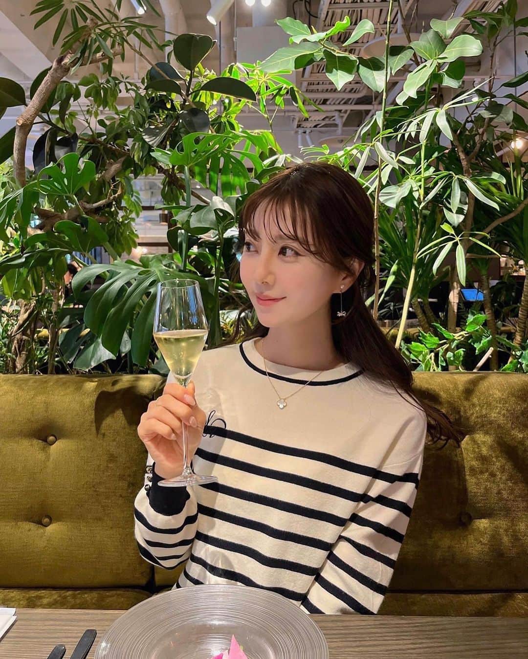 中田絵里奈さんのインスタグラム写真 - (中田絵里奈Instagram)「. 先日久しぶりに👨🏻とlunchへ。 グルメなお友達数人が絶賛していた 薪火レストランSMOKE DOOR🍽️ . ホテルの中にあるけど気張らず行ける雰囲気も素敵でランチにはなんと🥂のフリーフロー付き♡ 運転があったので私だけたっぷりいただきました 🤣🙏 . 何よりここの焼き立てパンと自家製バターが 美味しくて感動…👏🏻 このお店の為に横浜行きたい♡ と思ったレストランでした🎄 . 📍 @smoke_door . 👗 @lerevevaniller . 👜 @delvaux . . . #smokedoor #横浜ランチ」11月29日 23時25分 - erinanakata